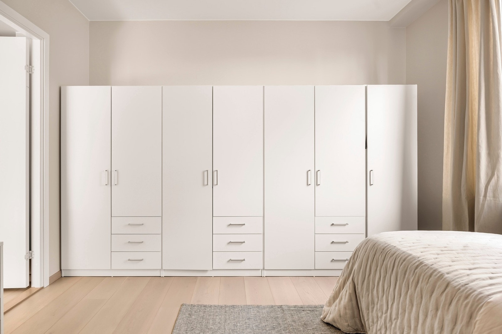 Stor plass til garderobeskap. Galleribilde