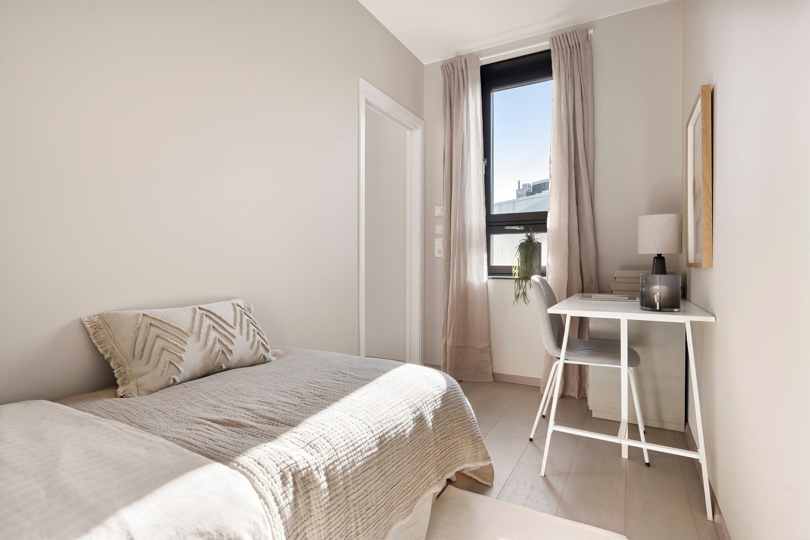 Soverom 2 med plass til skrivepult/kontor. Galleribilde