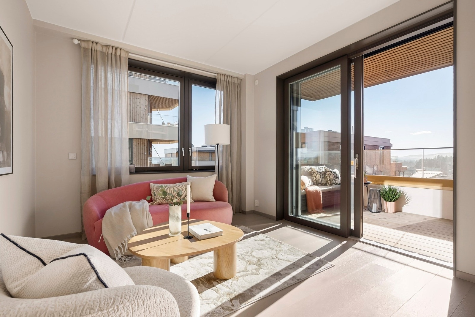 Beliggenhet i 11. etasje med gode solforhold og flott utsikt. Galleribilde