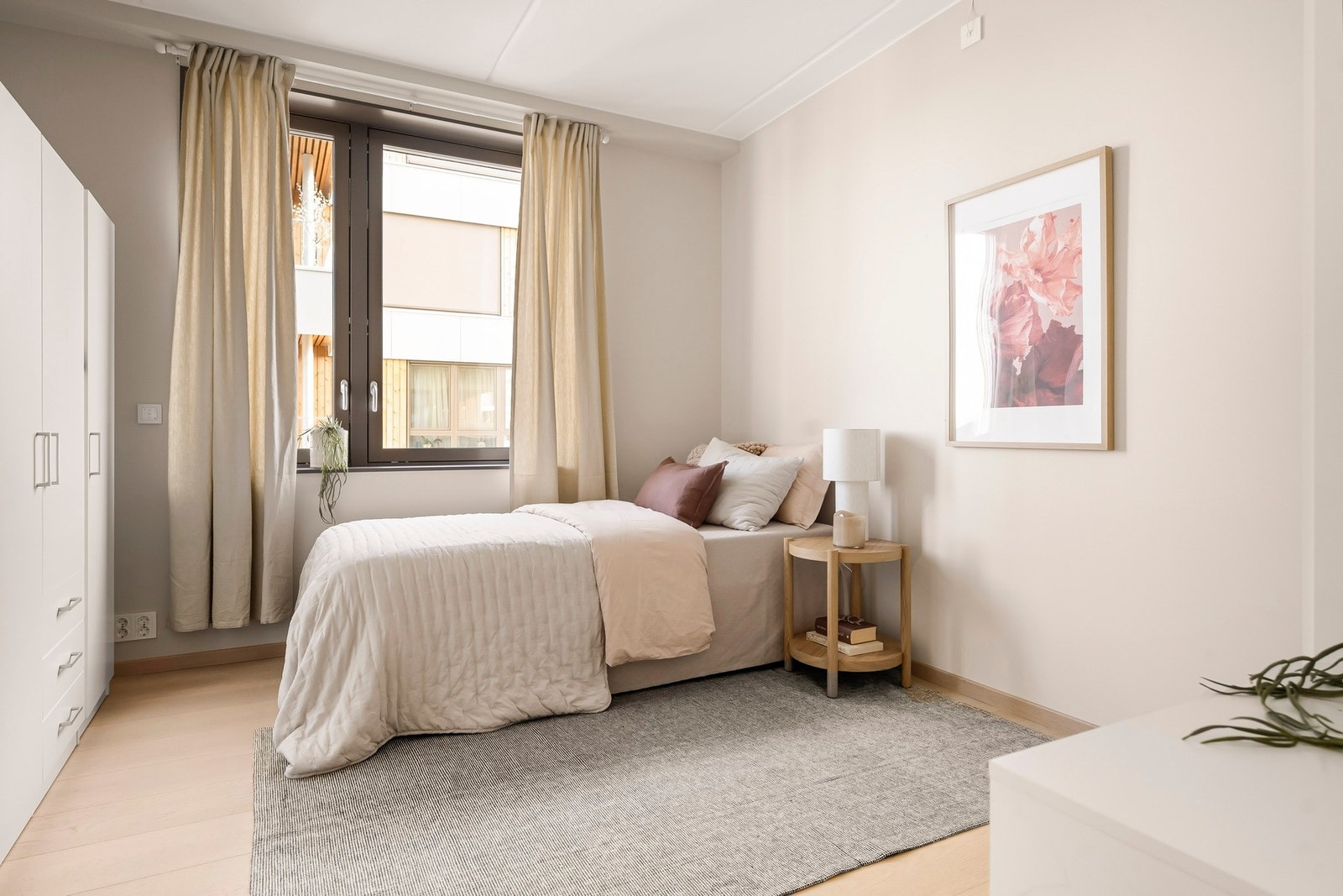 Soverom med god plass til både dobbeltseng og garderobeskap. Galleribilde