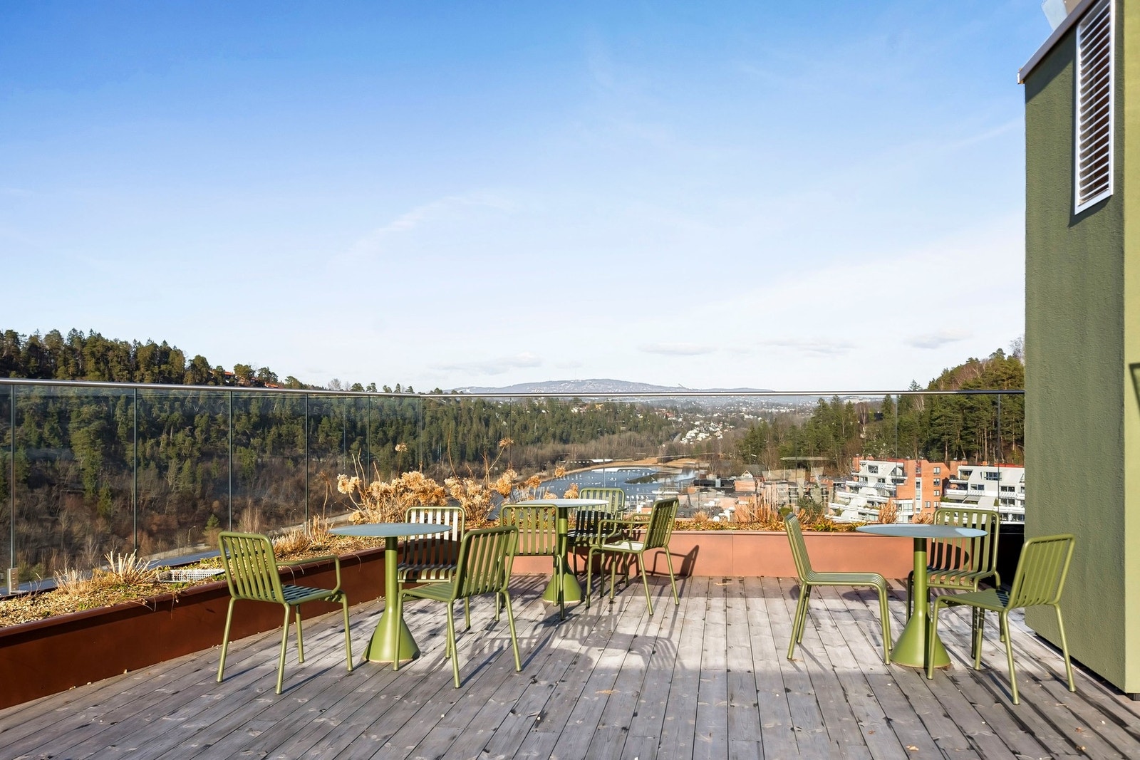 Idyllisk felles takterrasse med gode sol- og utsiktsforhold. Galleribilde