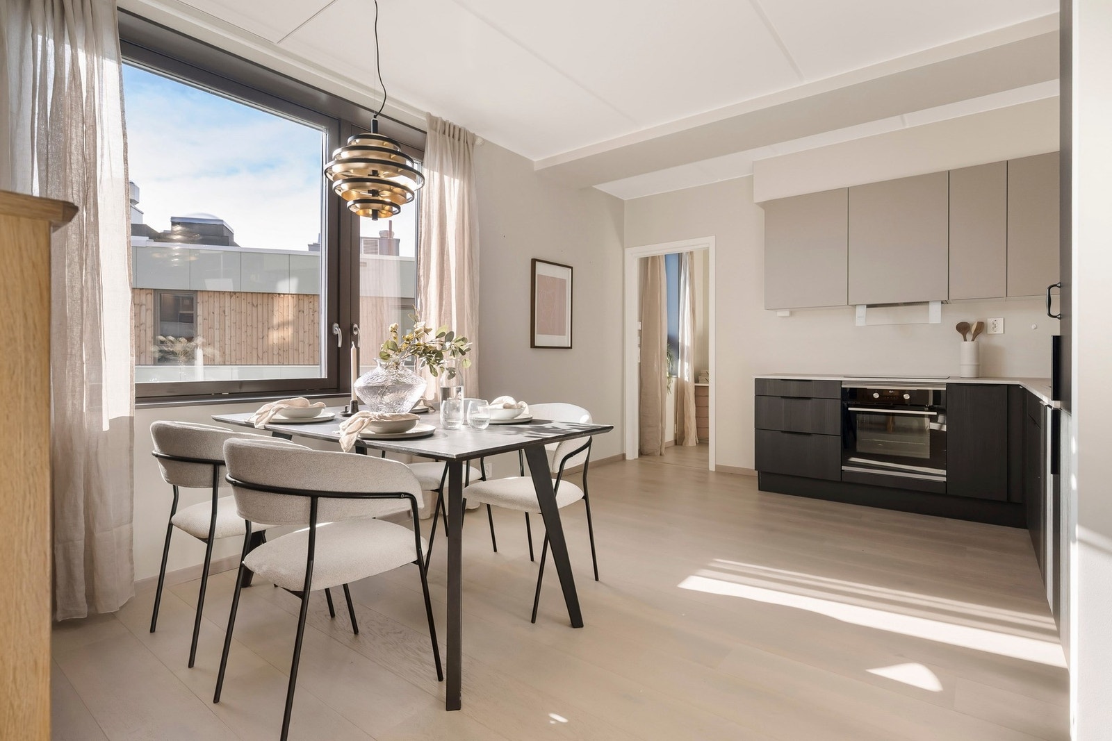 Med byggeår 2025 holder kjøkkenet, og leiligheten for øvrig en god og moderne standard. Galleribilde