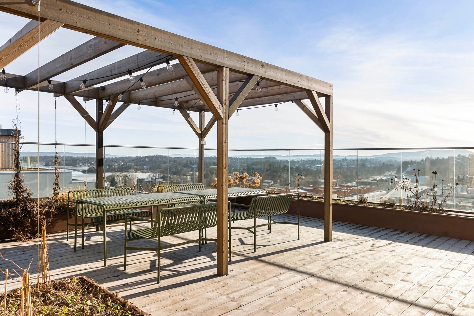 Pergola med koselig belysning og god plass til langbord. Galleribilde