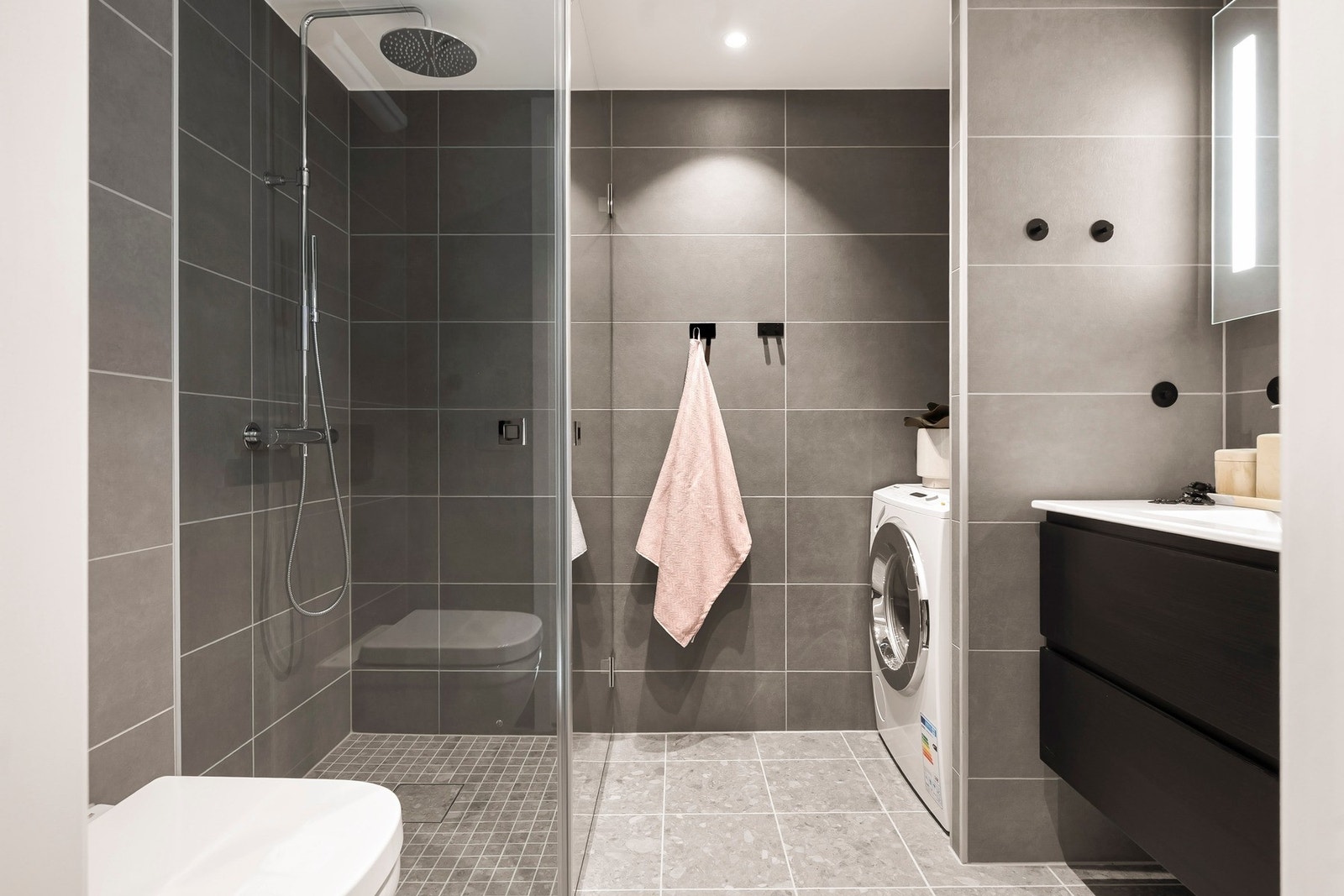 Bad med moderne overflater som står i kontrast. Galleribilde