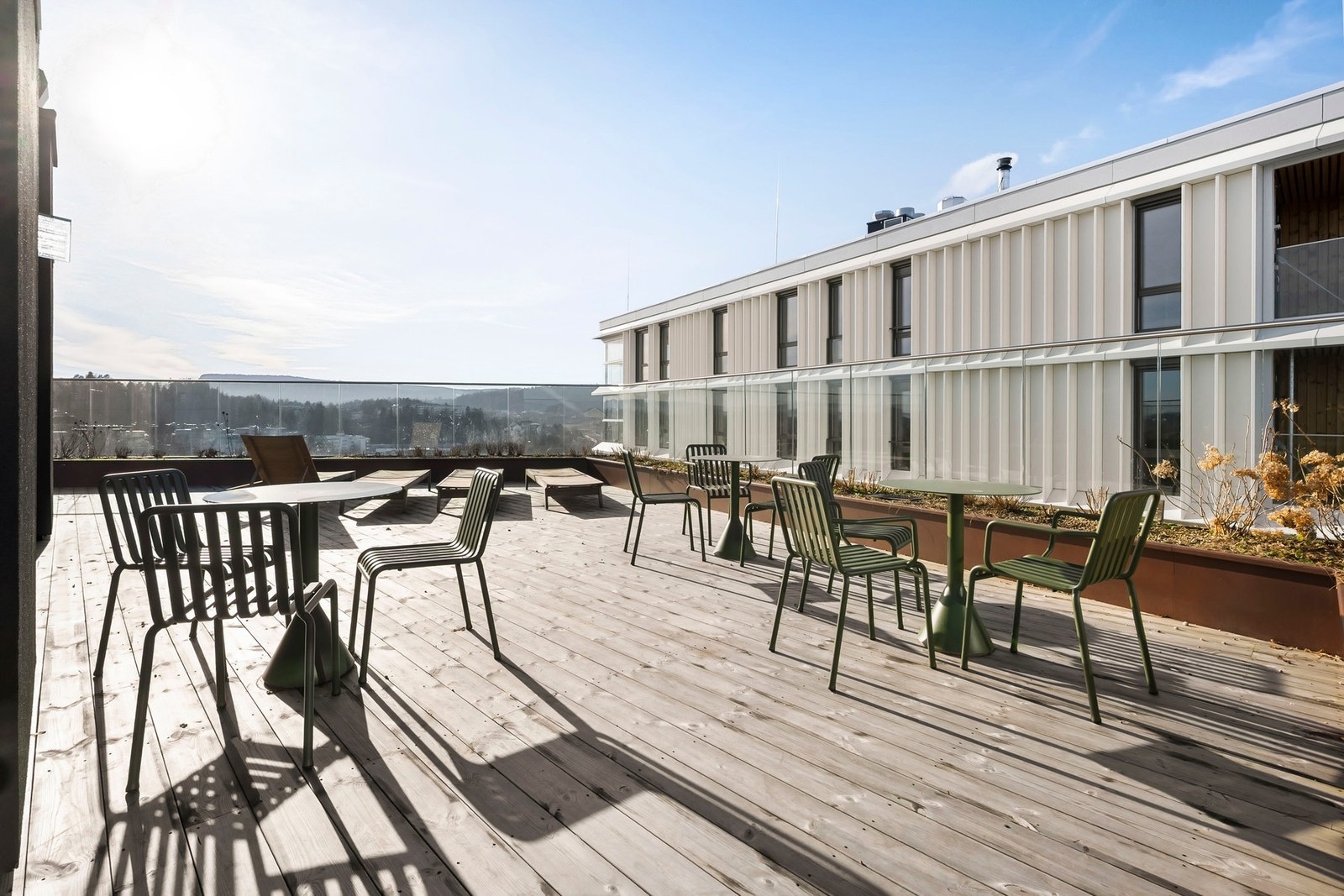Stor og romslig takterrasse - Perfekt for sammenkomster på sommerhalvåret. Galleribilde