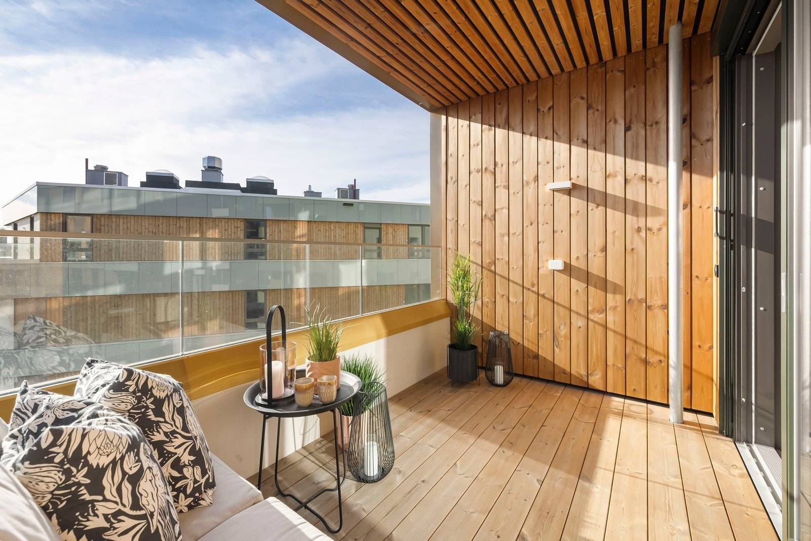 Solrik balkong med plass til utemøbler eller en mindre sittegruppe. Galleribilde