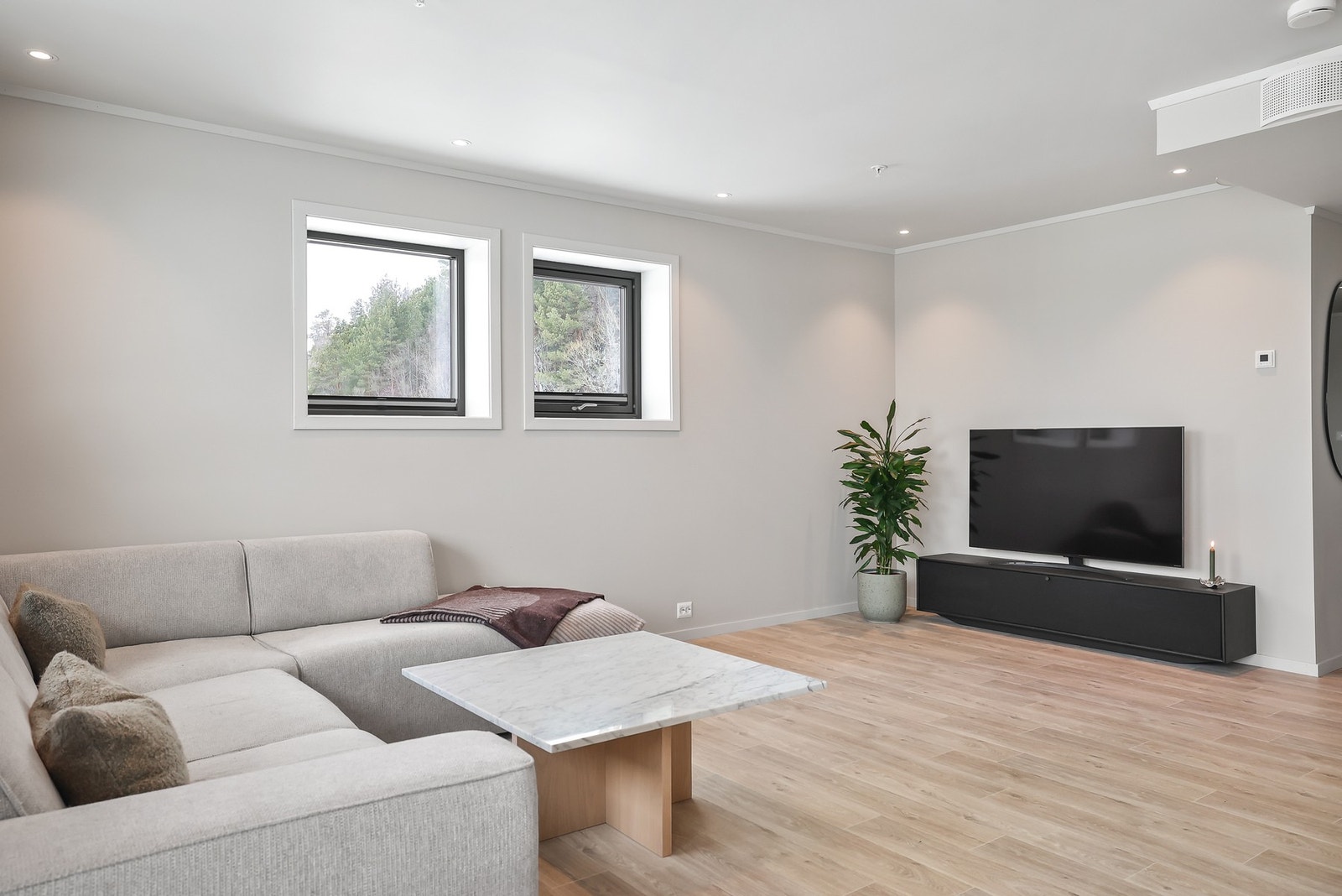 Leiligheten har en lys stue med god plass til en sofagruppe og TV med tilhørende møblement. Galleribilde
