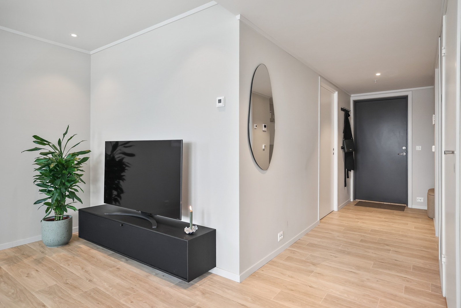 Vel inne blir du møtt av en lys entré med god plass til å henge fra seg. Galleribilde
