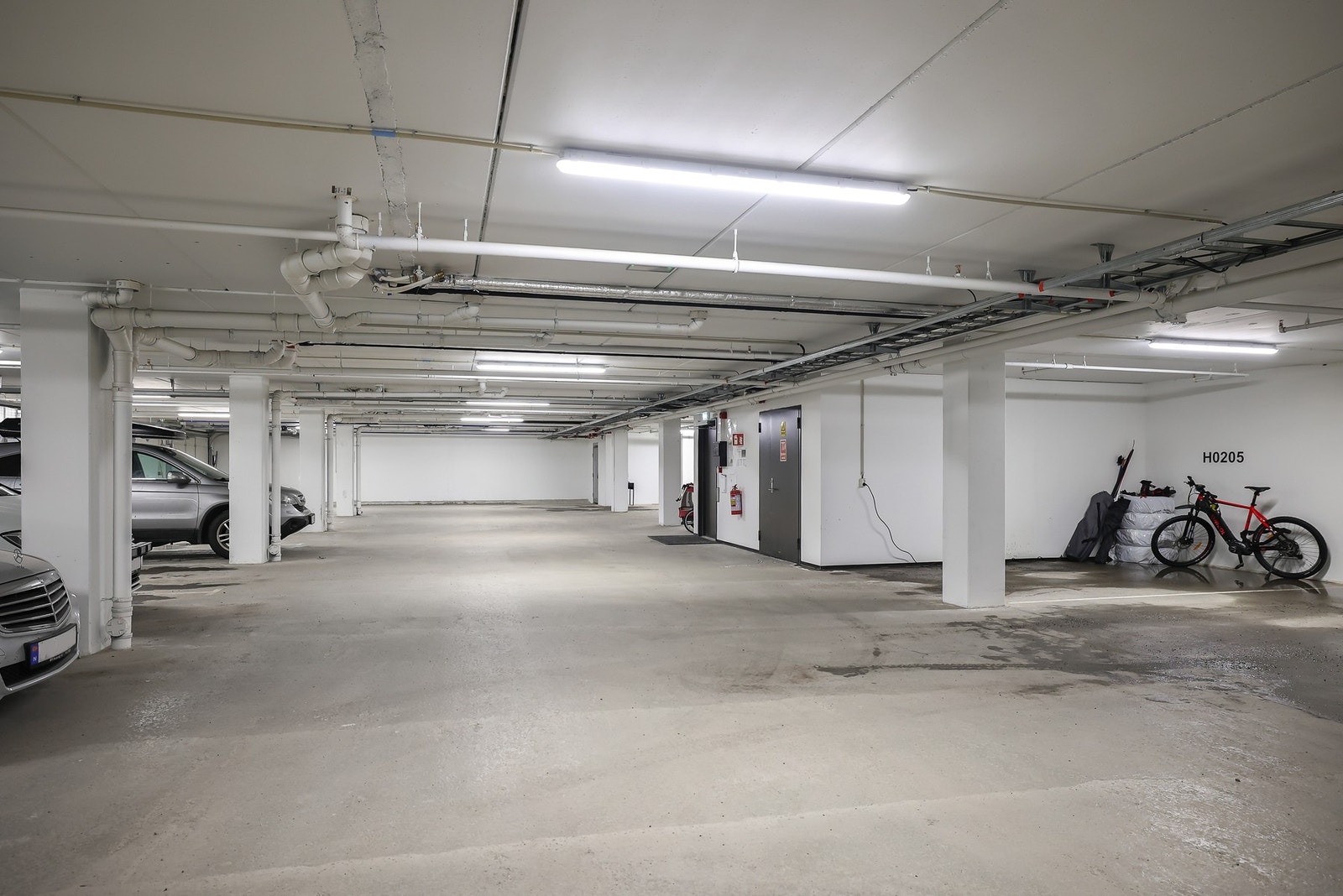 Egen parkeringsplass til leiligheten i felles garasjeanlegg. Galleribilde