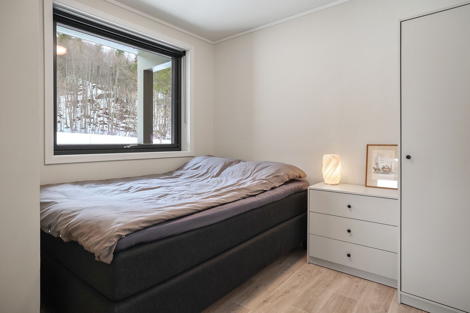 Begge soverommene har god plass til seng, nattbord og annet ønsket møblement. Galleribilde
