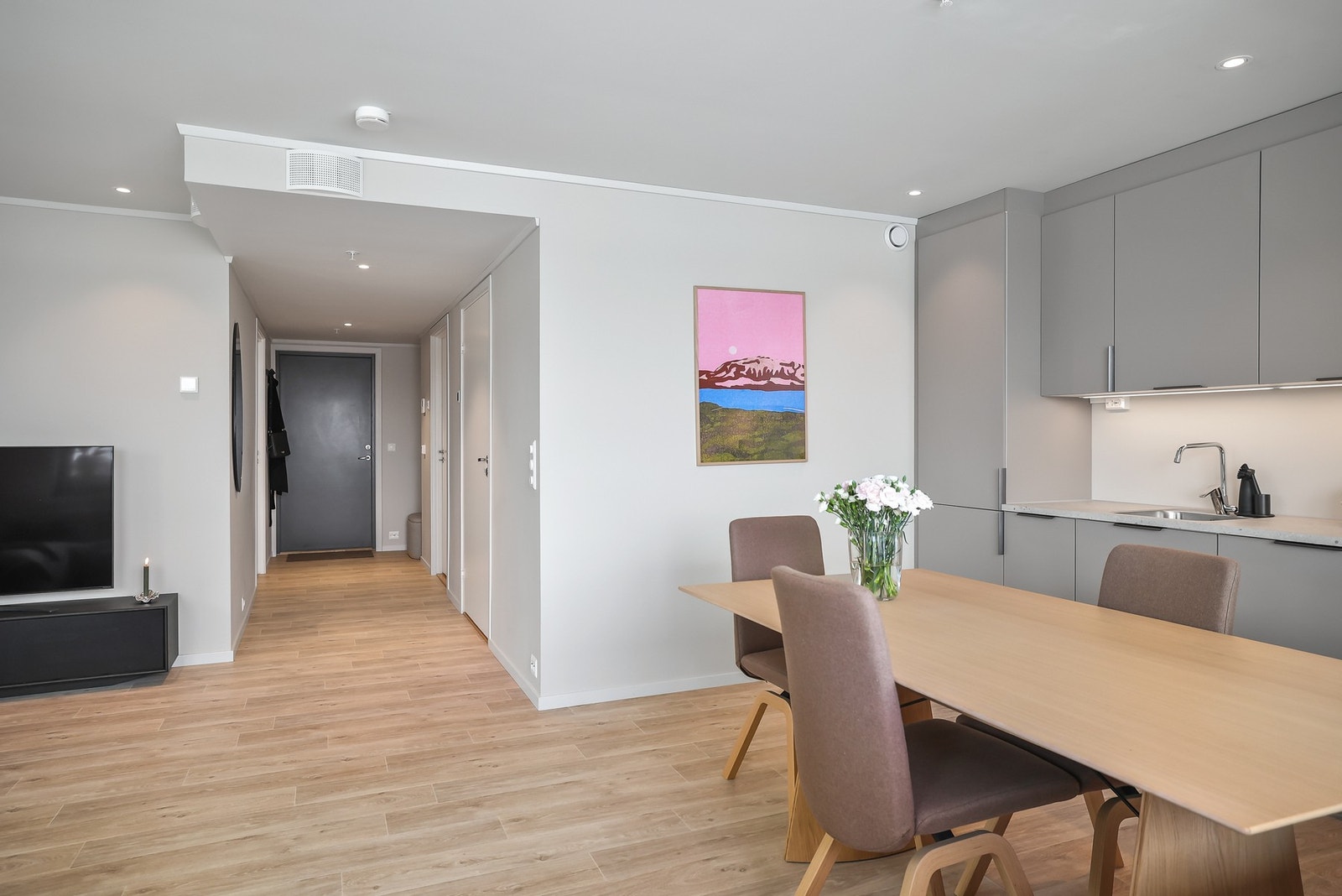 Overflatene er malt i et lyst og tidløst fargevalg. Galleribilde