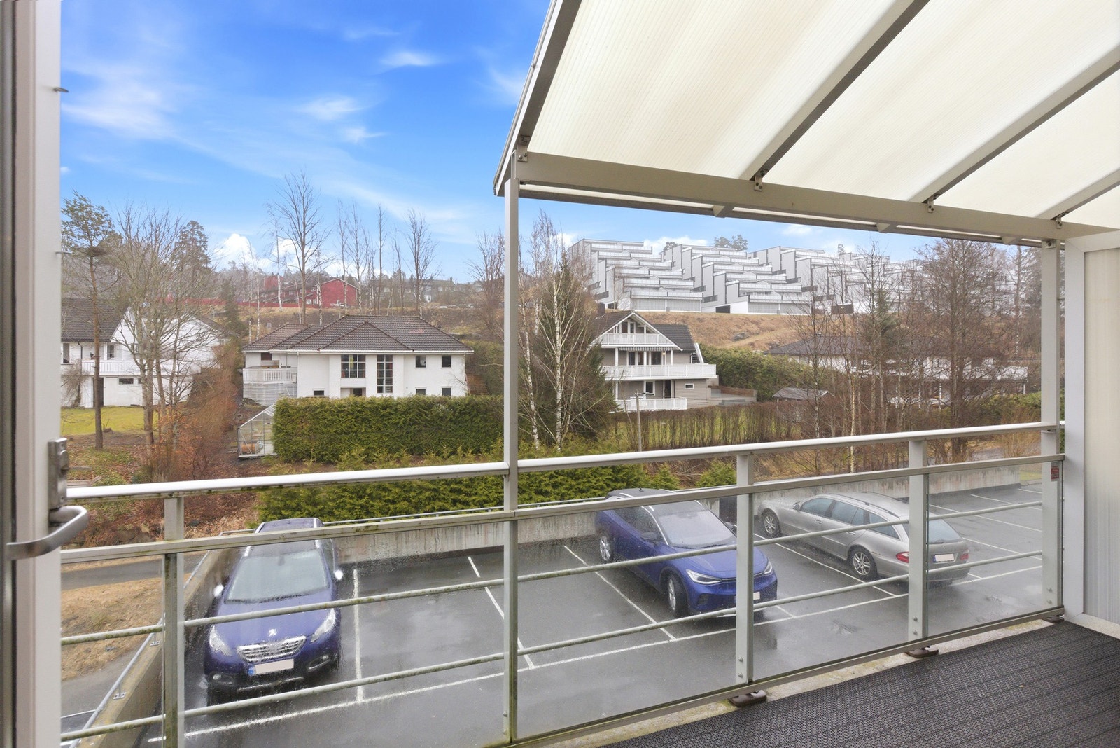 Det er oppmerkede plasser for gjesteparkering rett utenfor døren Galleribilde