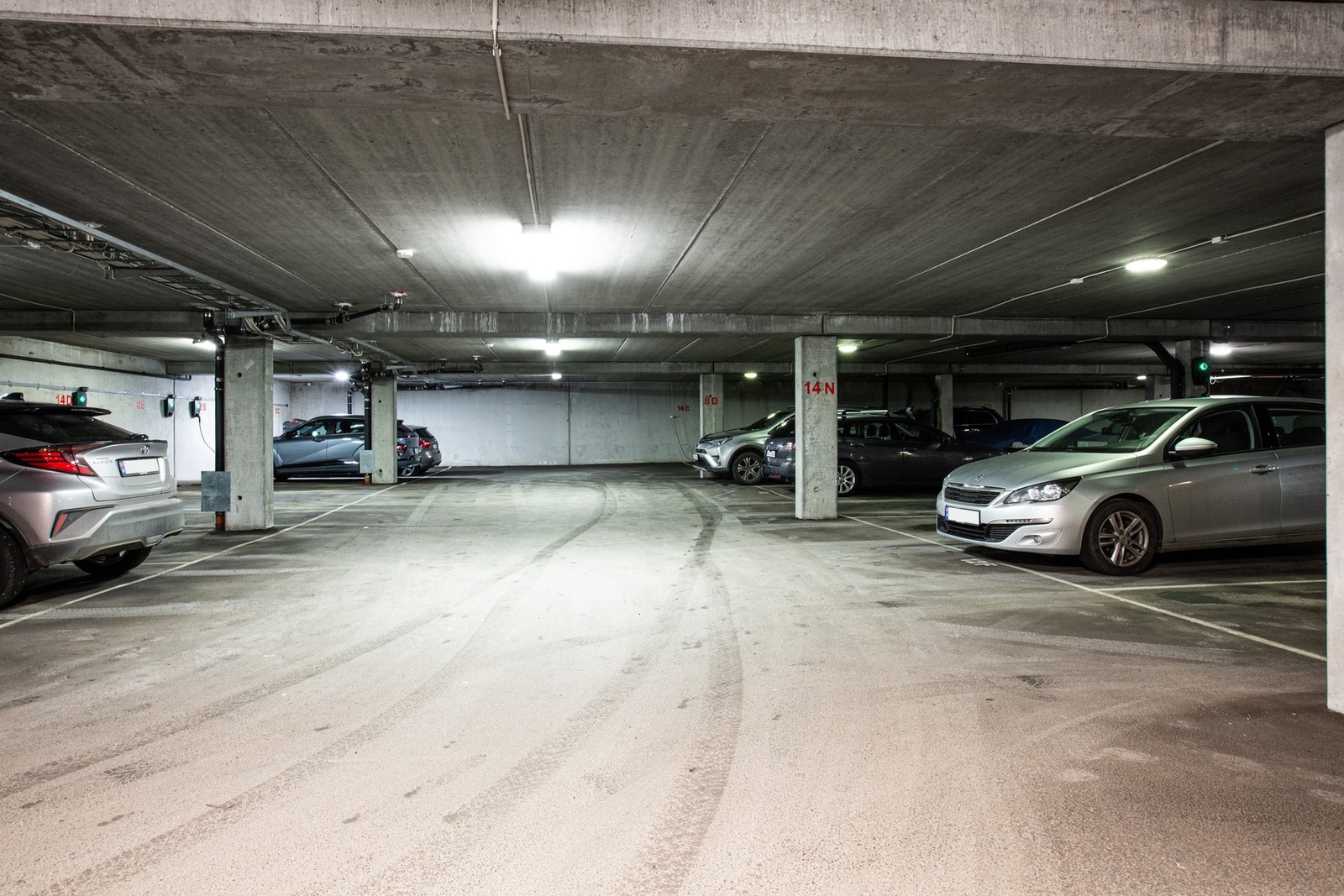 Leiligheten disponerer egen parkeringsplass med el-billader i felles garasje merket med "14N" Galleribilde