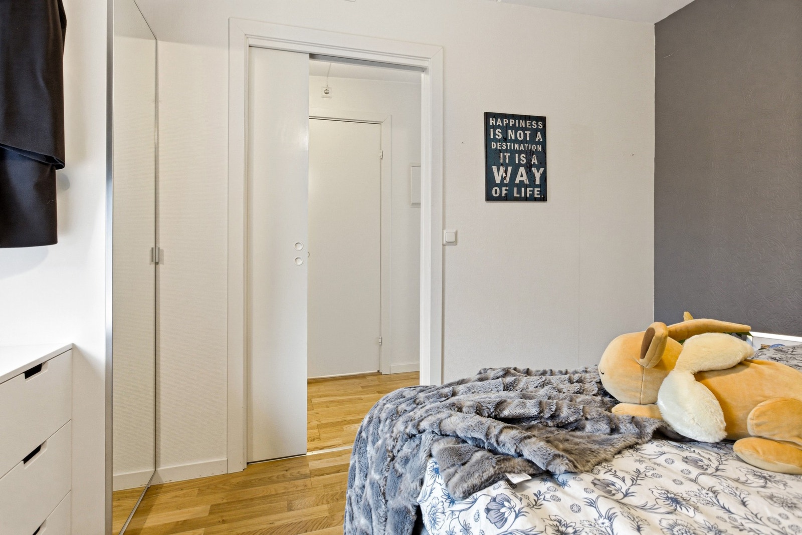 Soverommet ligger praktisk til i tilknytning til badet Galleribilde