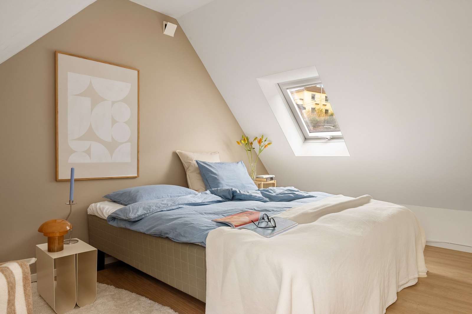 Rom på loft som i dag er innredet som soverom (ikke godkjent for varig opphold). Galleribilde