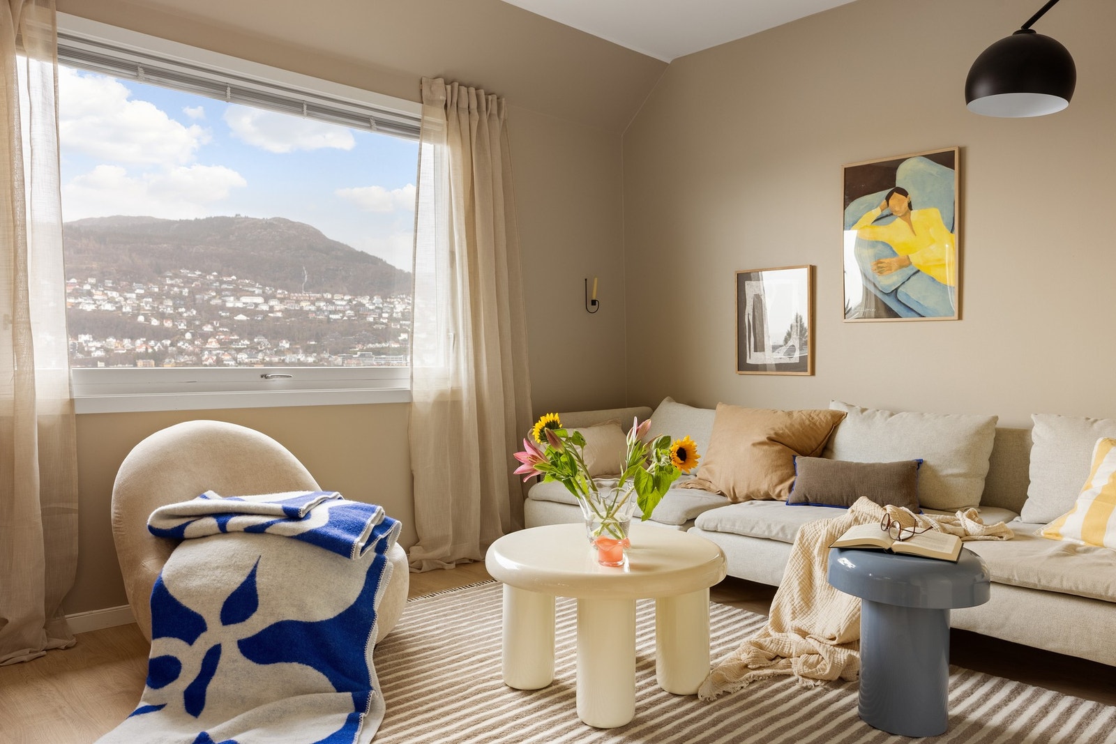 Vi starter i den lyse og romslige stuen med åpen kjøkkenløsning, som totalt måler 17,2 kvm. Galleribilde