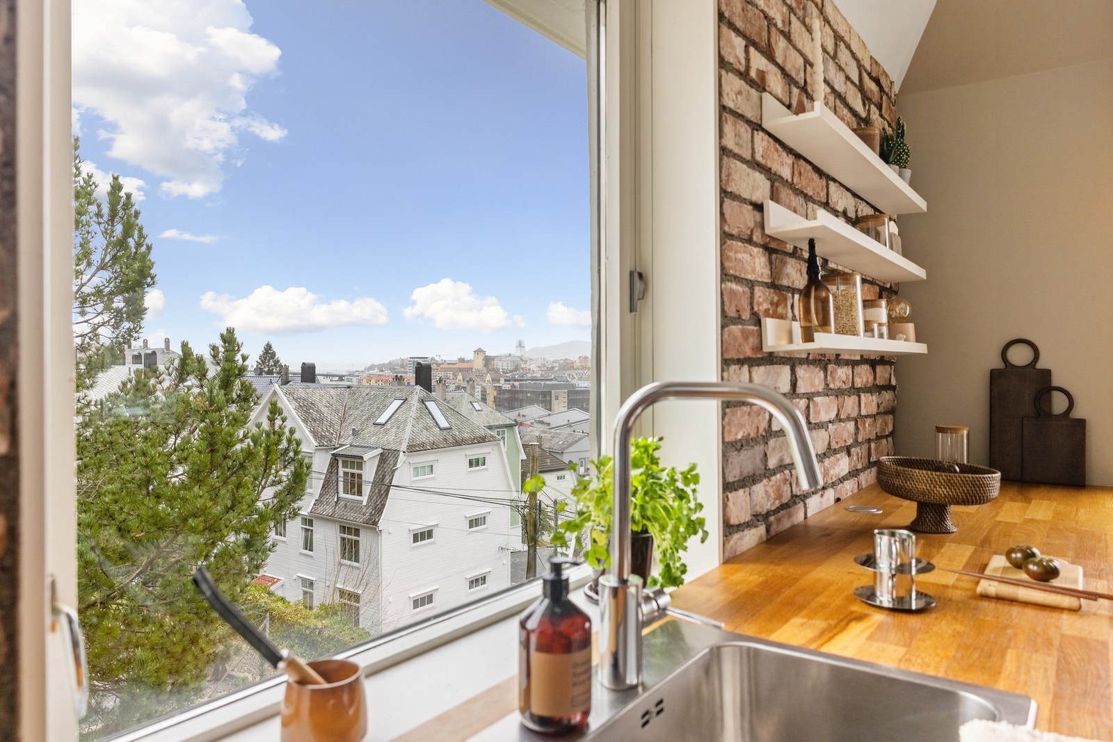 Teglstein over benkeplaten tilfører kjøkkenet et særpreget og karakterfullt uttrykk. Galleribilde