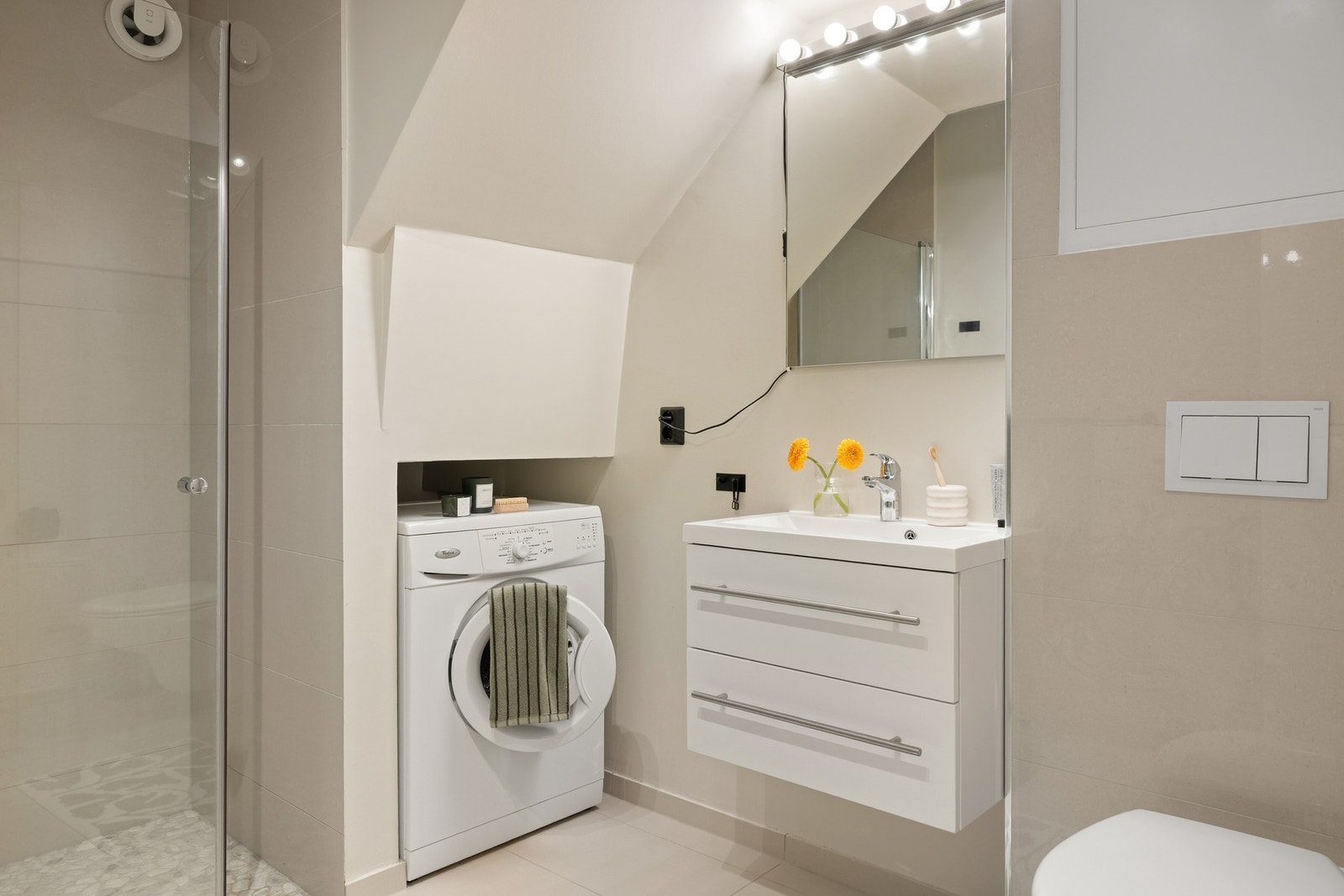 Et lekkert bad som også har tilkomst fra stuen, som er på romslige 5,3 kvm. Galleribilde