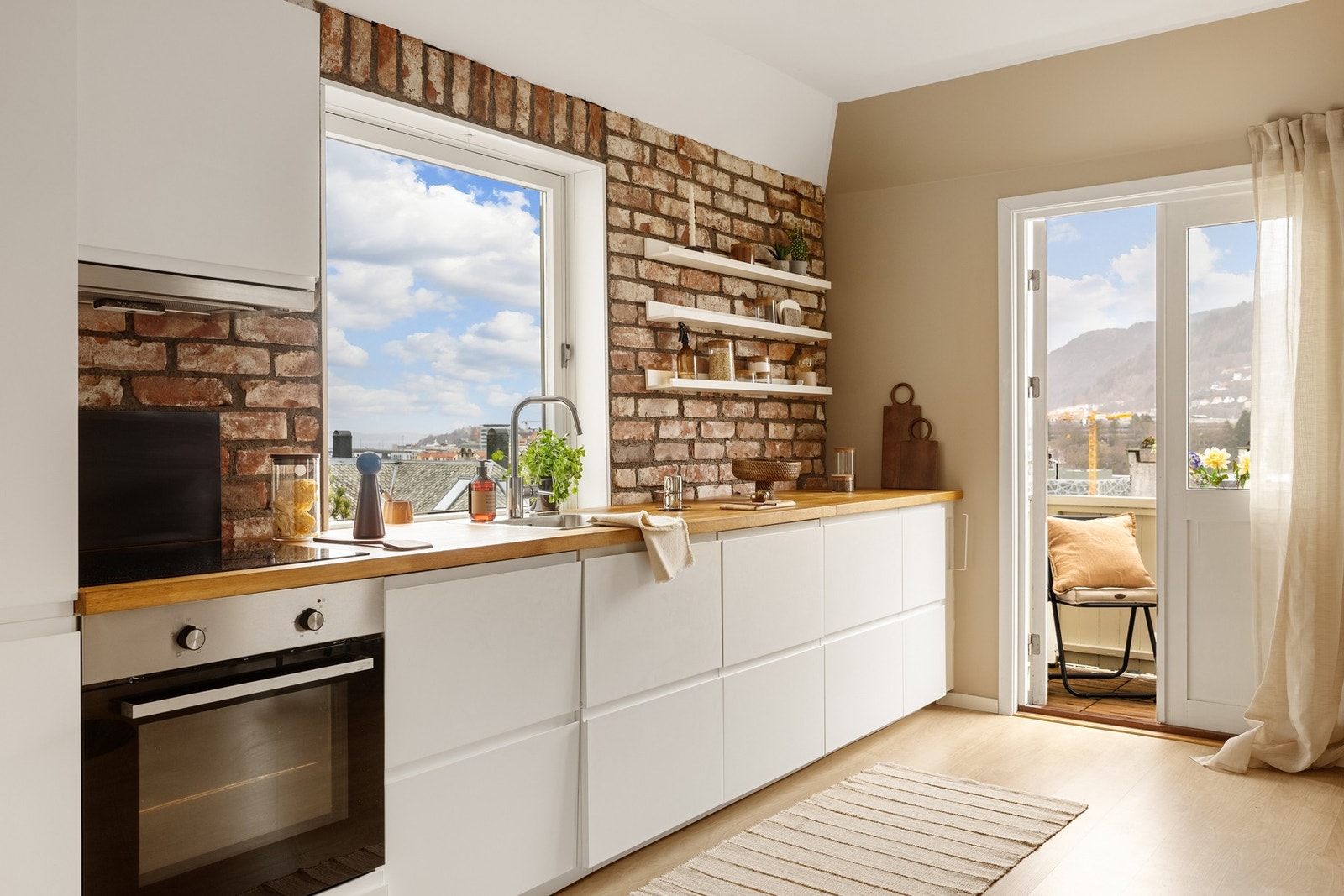 Fra kjøkkenet er det utgang til en herlig balkong. Galleribilde