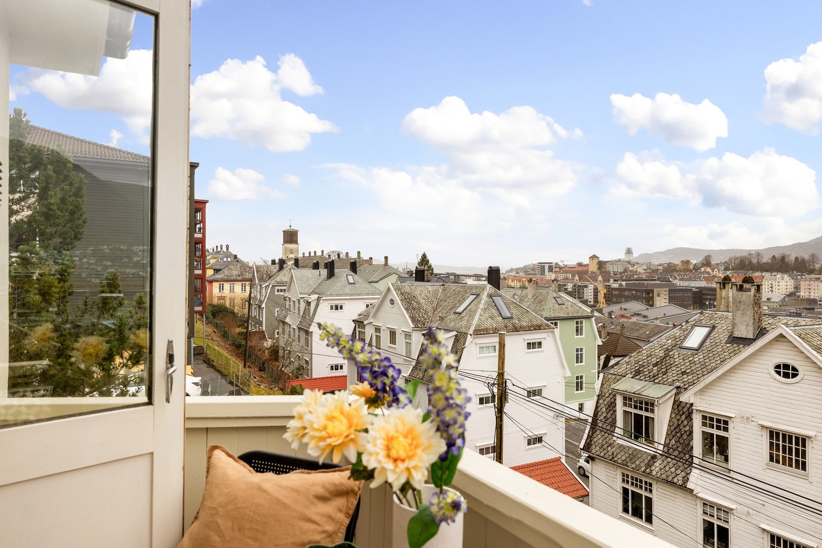 Selger opplyser om gode solforhold på balkongen, med morgensol frem til ca. kl. 11 og kveldssol fra ca. kl. 20 rundt midtsommer. Galleribilde