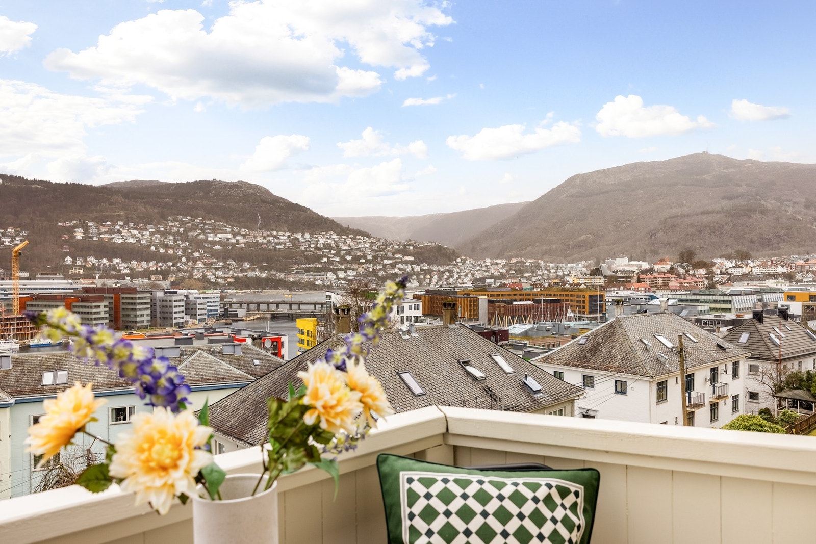 Fra balkongen kan man nyte en flott utsikt over byområdet og de vakre byfjellene. Galleribilde