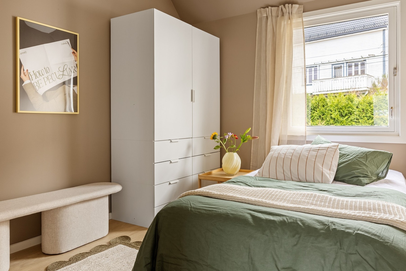 Soverommet har tilkomst fra stuen og som måler 7,8 kvm. Også her er det enstavs laminat på gulv, samt slette malte vegger og tak. Galleribilde