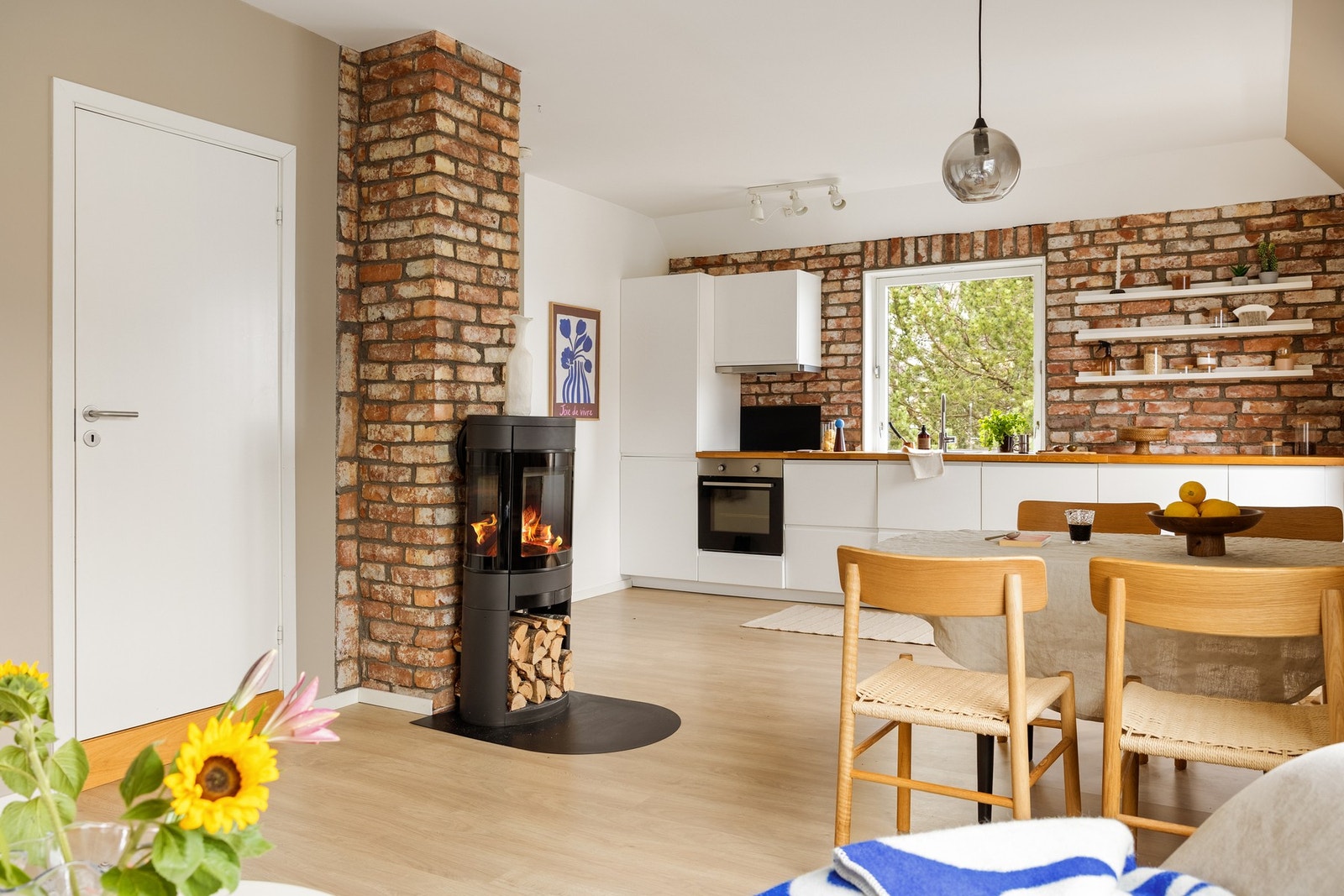 Peisovnen gir god varme til leiligheten om vinteren. Galleribilde