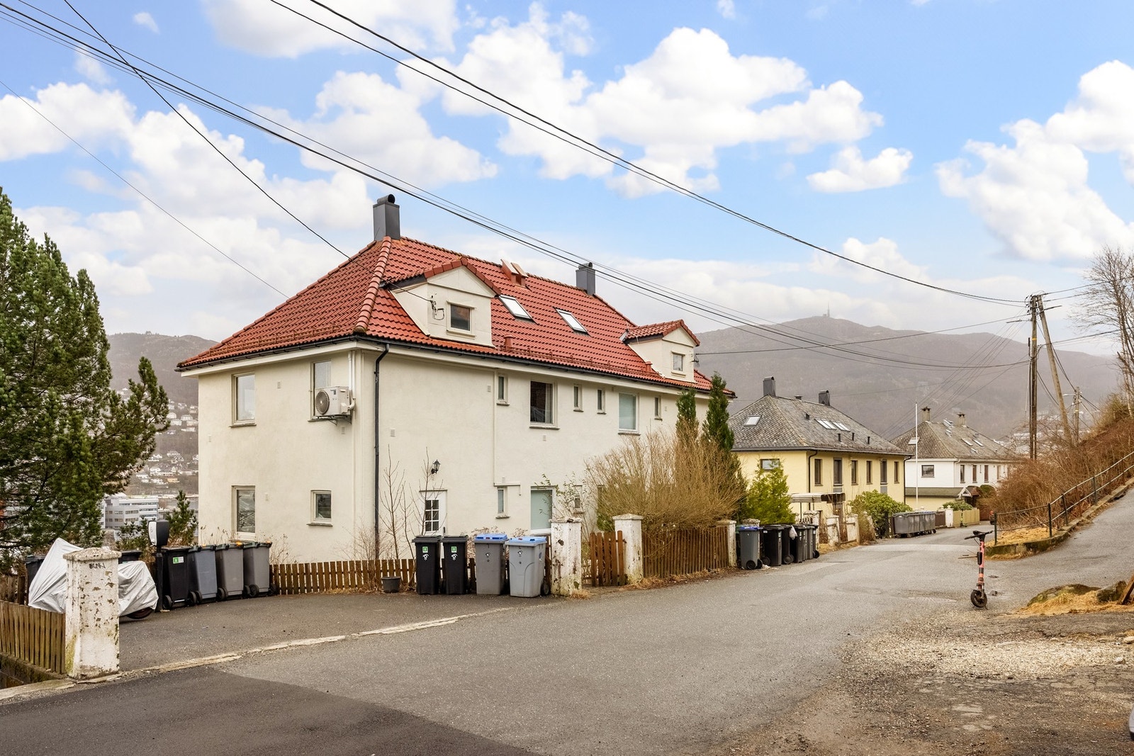 Det følger med èn parkeringsplass i henhold til sameiets vedtekter. Parkeringsplassen har lader for elbil. Galleribilde