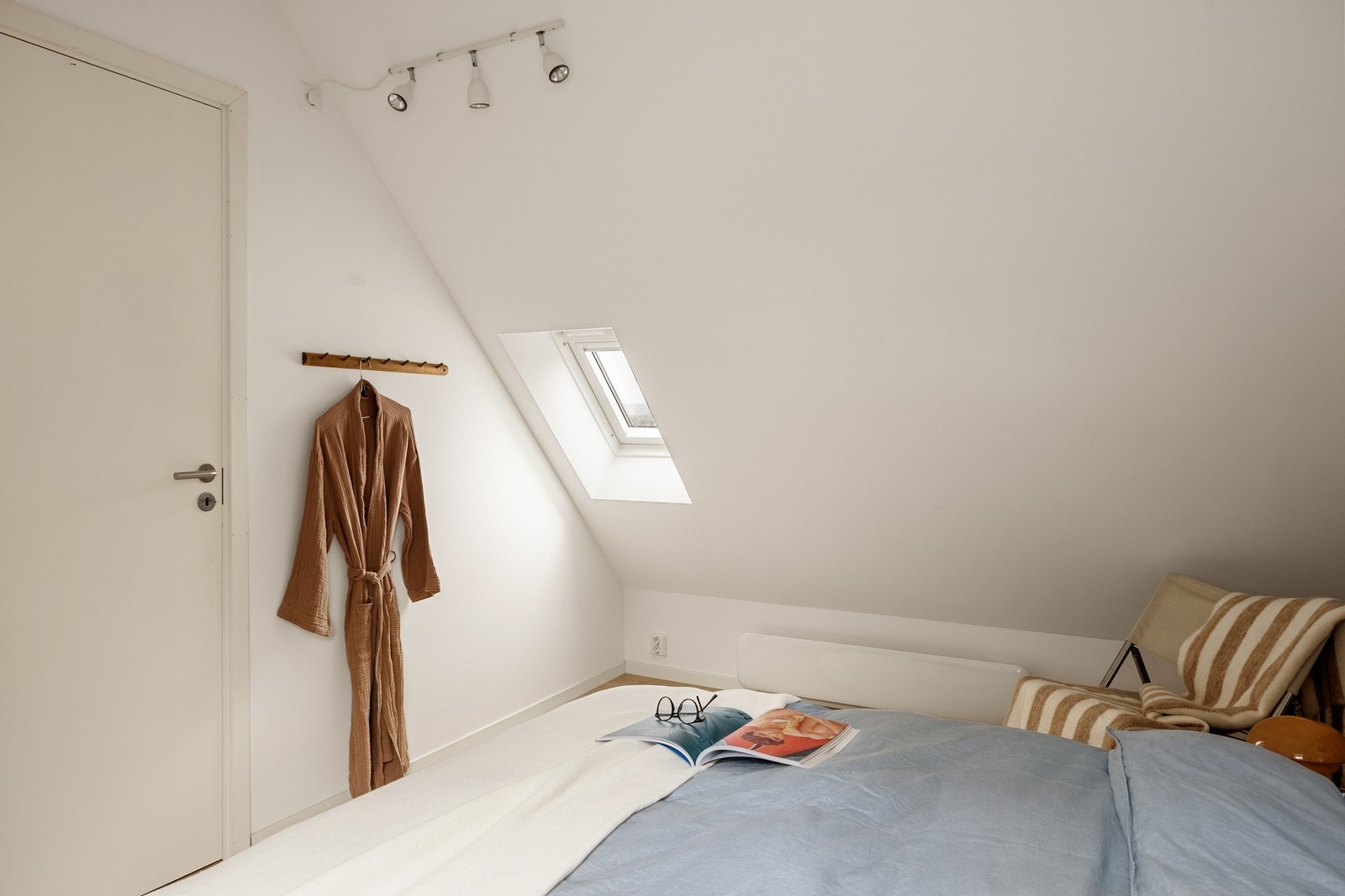 Det er her enstavs laminat på gulv, slette malte vegger og tak. Galleribilde