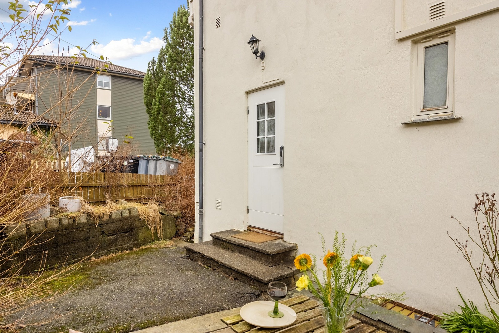 Velkommen inn! Fra hovedinngangen på gateplan er det en liten trapp opp til boligens entré hvor det er oppheng for yttertøy. Galleribilde