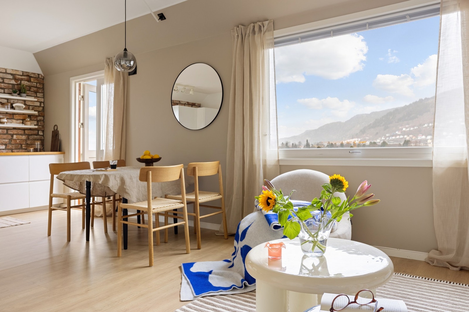 Spisebordet finner sin naturlige plass i tilknytning til kjøkkenet. Galleribilde