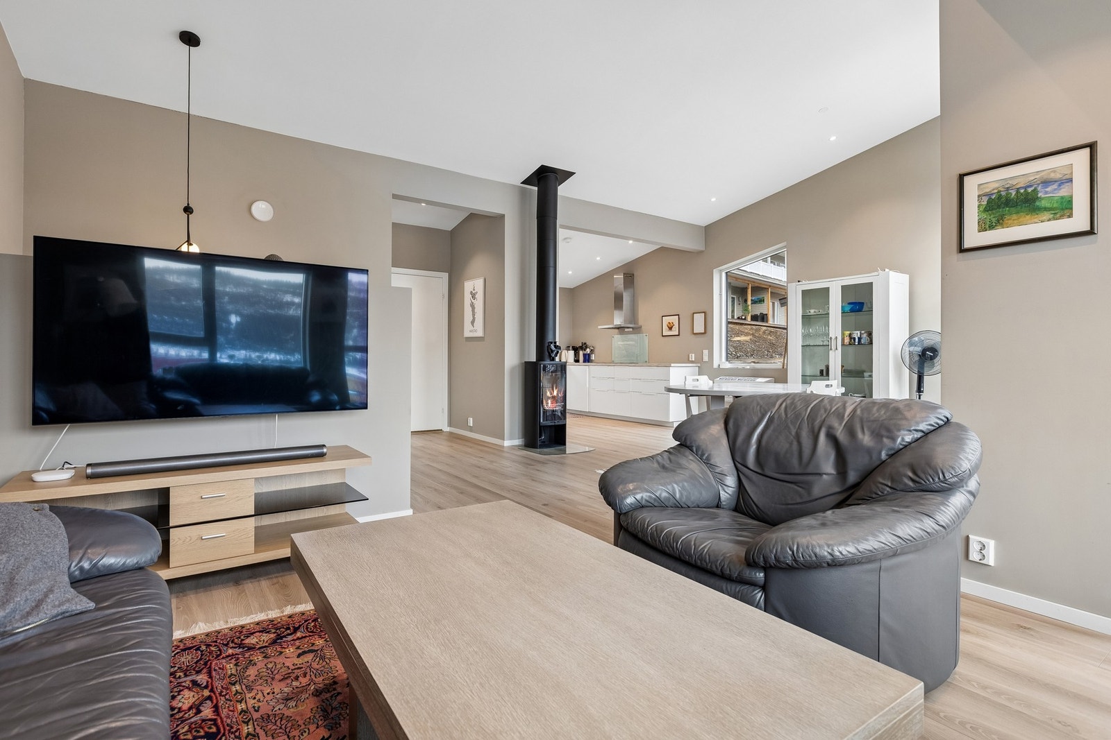 Utsikt over resten av stuen fra TV-kroken. Galleribilde