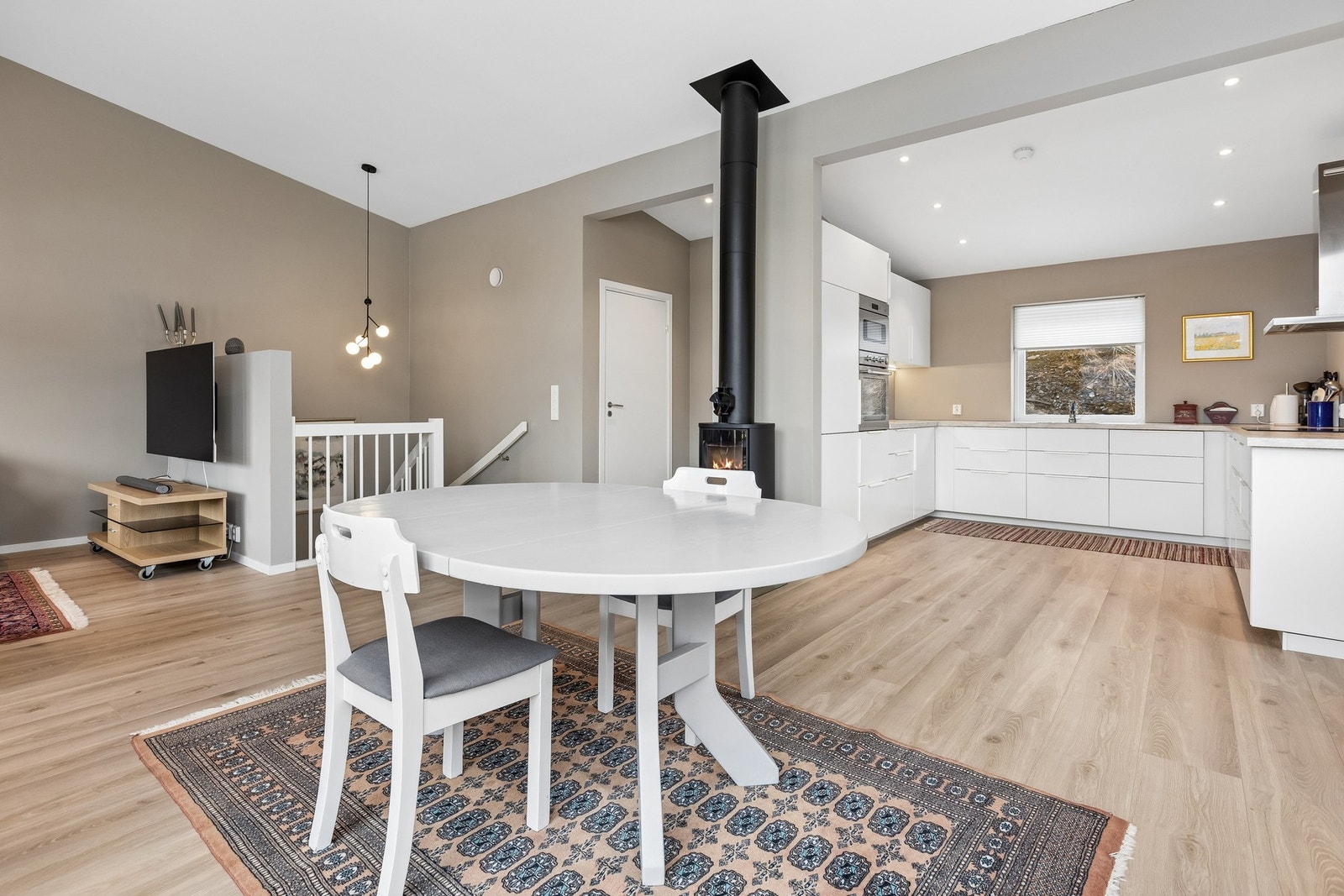 Det er åpen løsning mellom kjøkken og stue. Galleribilde