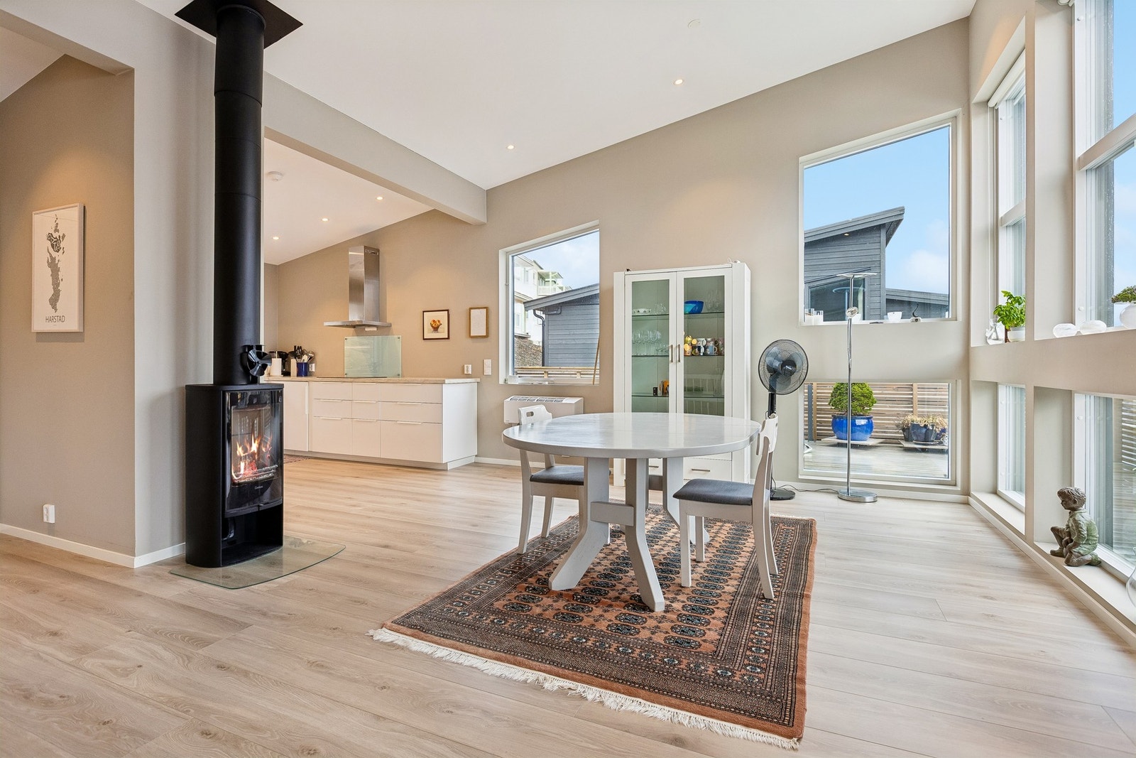 Her er det plass til spisestuen med kort vei til kjøkkenet. Varmepumpen er plassert mellom stuen og kjøkkenet. Galleribilde