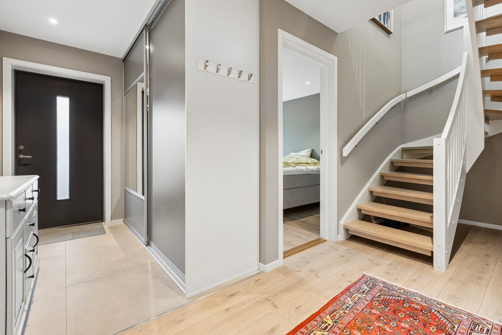 Velkommen inn i en lekker bolig. Vi starter rundturen oppe i hovedetasjen. Galleribilde