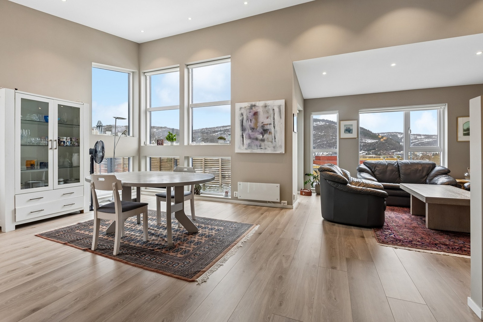 Stuen har godt med vinduer i front og ekstra takhøyde. Galleribilde