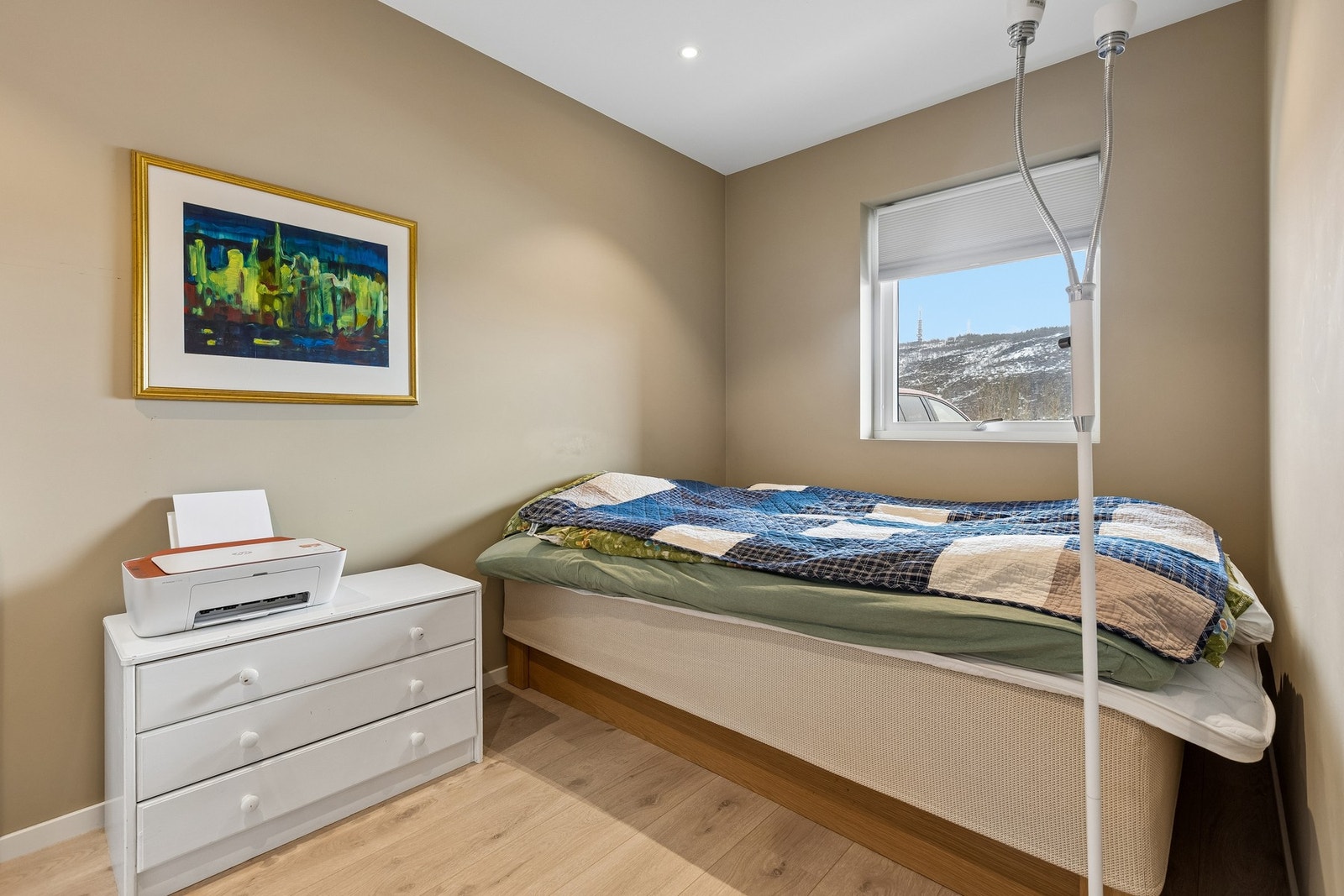 Soverom nr II er også malt i moderne farger. Galleribilde