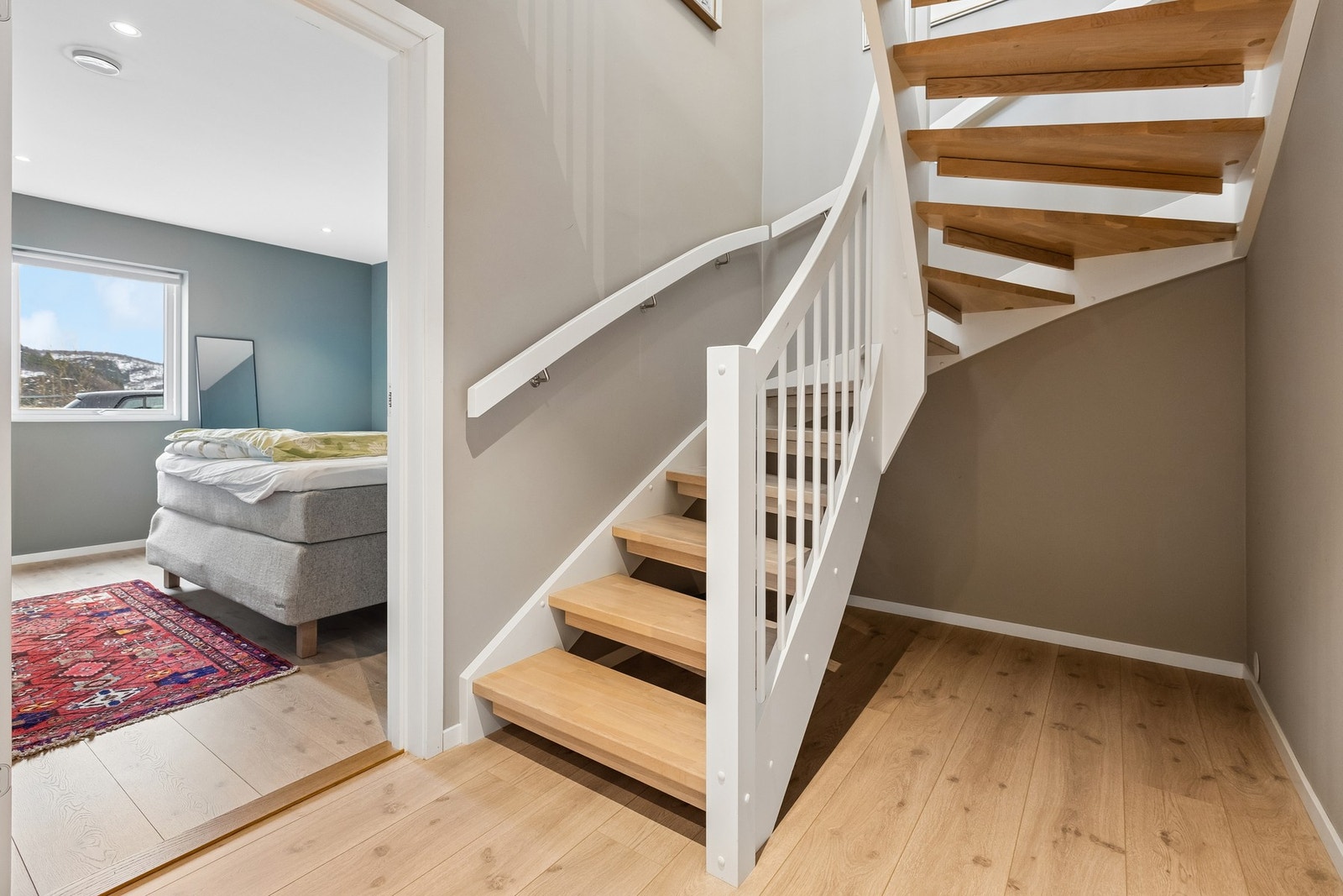 Nå er vi nede i 1. etasje med 2 soverom, bad og bod/teknisk rom. Galleribilde