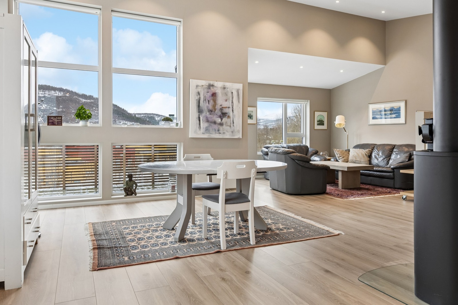 Her er det god plass rundt bordet. Se de flotte lysflatene og høyden under taket. Galleribilde