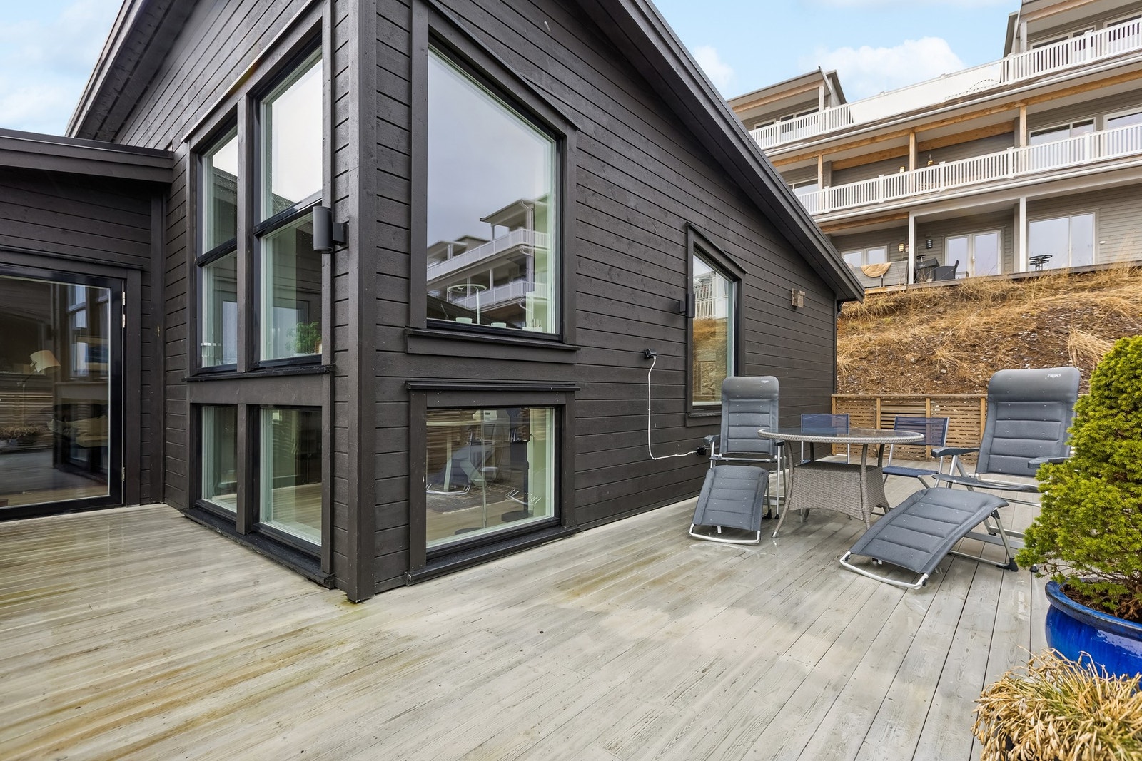 Det er dør fra stuen ut til denne flotte uteplassen. Galleribilde