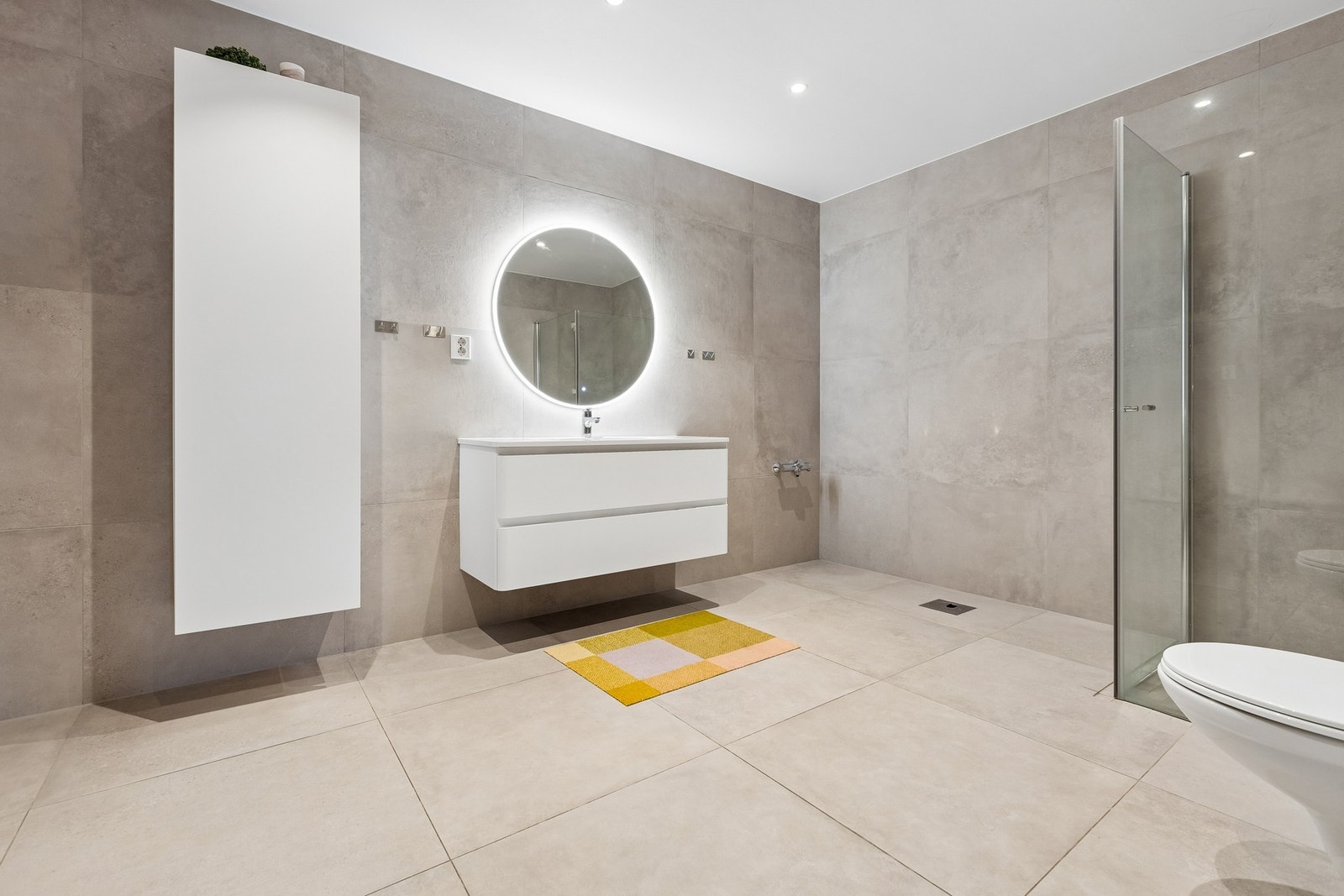 Badet er lekkert innredet med store 60x60 fliser på vegg og gulv. Galleribilde