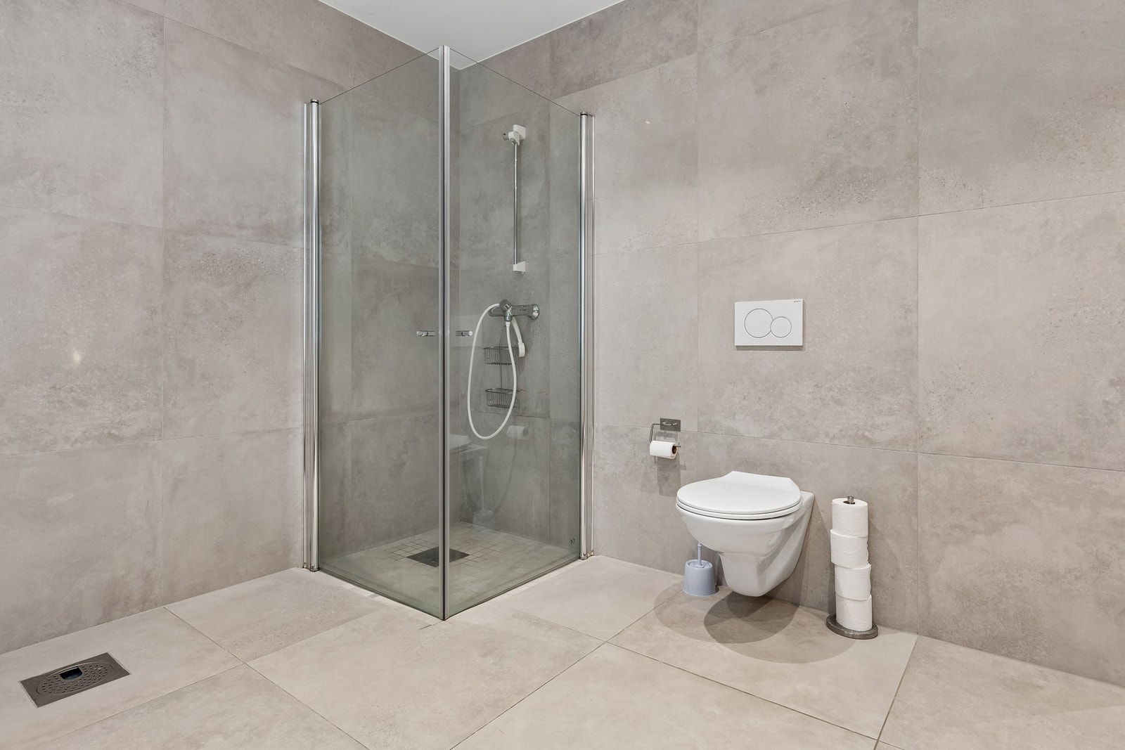 Egen dusjnisje med innskyvbare dusjvegger. Moasikkfliser i dusjsonen. Galleribilde