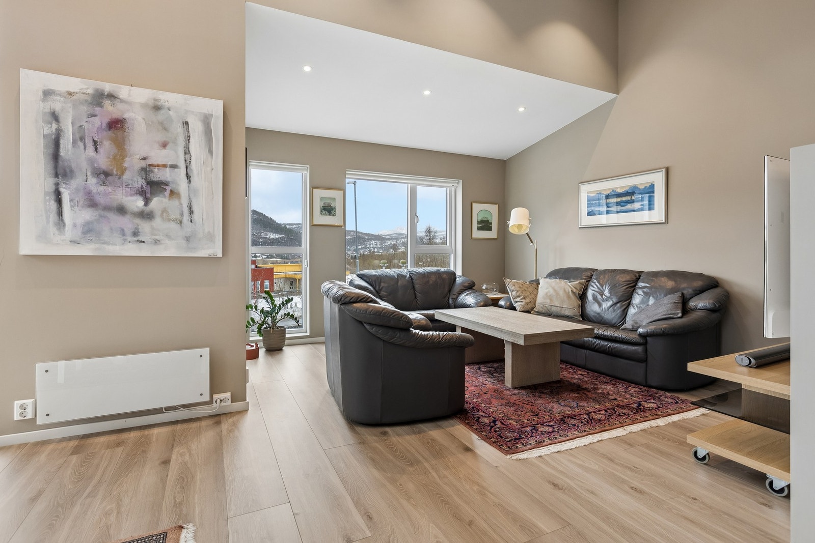 Lun TV-krok med god plass til salongen. Galleribilde