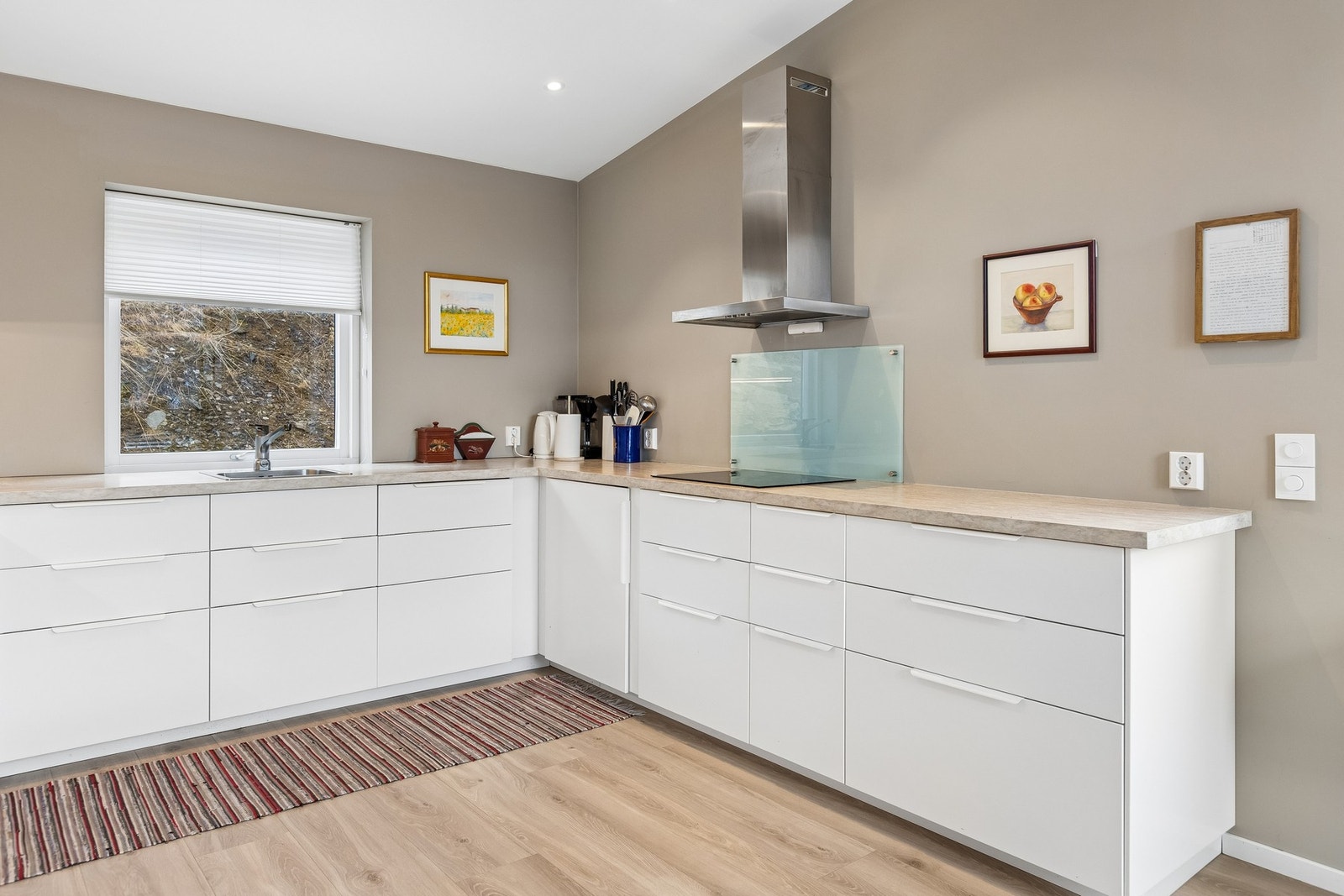 Pent kjøkken med god lagringsplass. Galleribilde