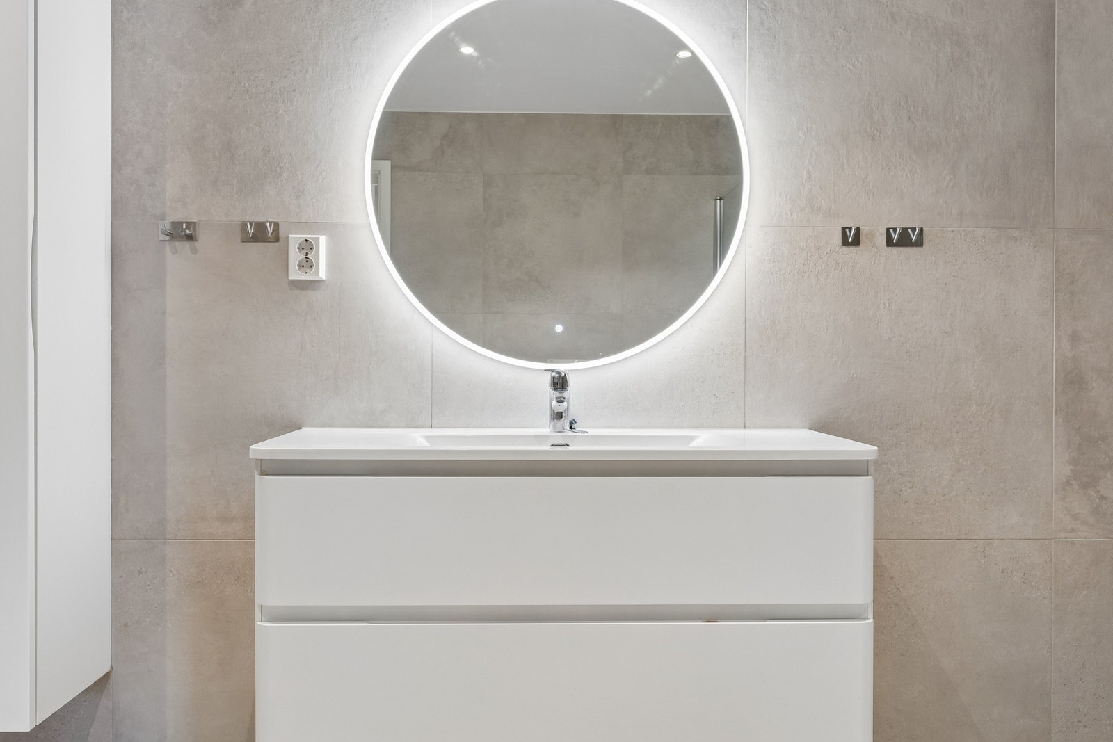 Moderne innredning med speil. Det er lys rundt speilet. Galleribilde