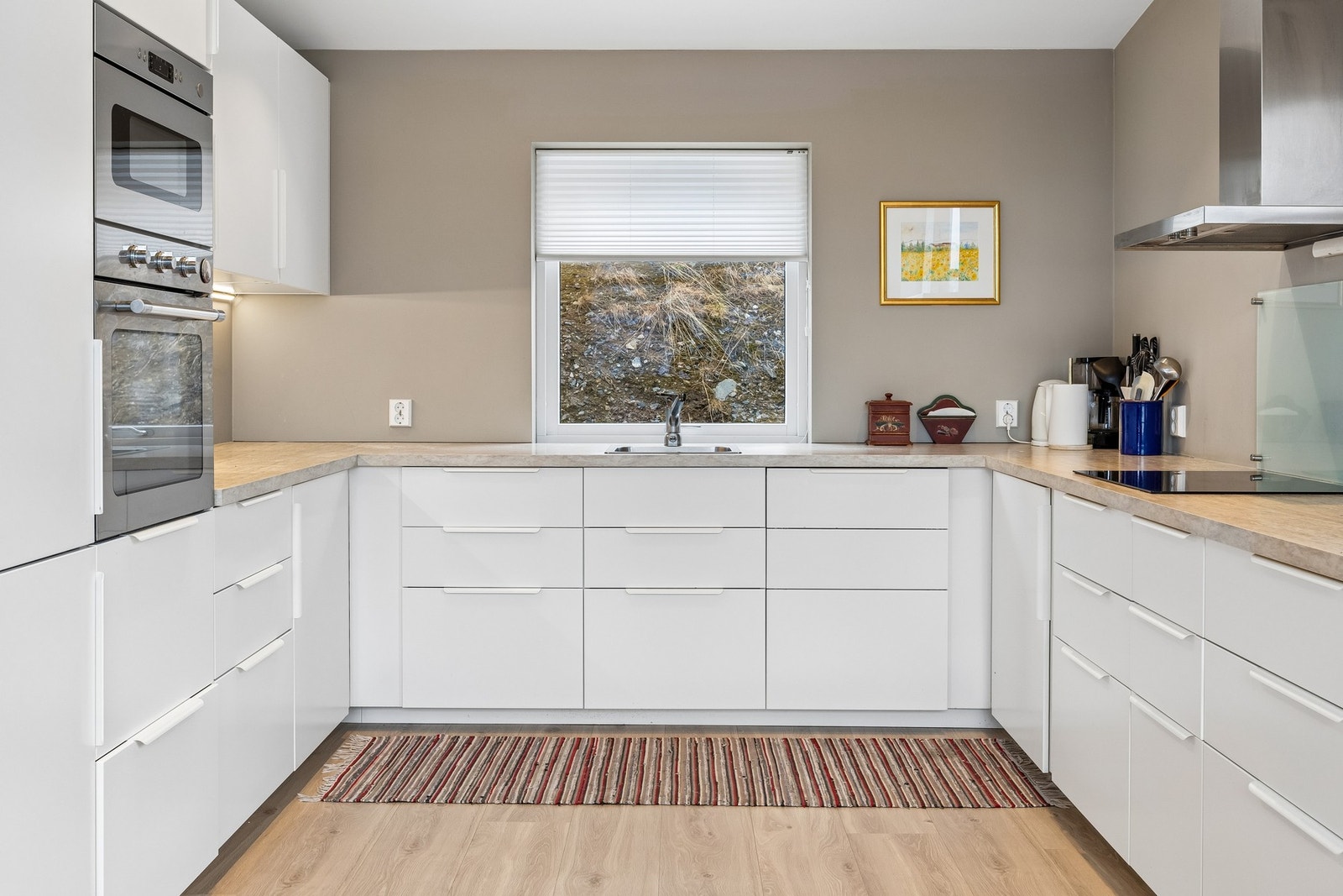 Lekker innredning med slette flater og god benkeplass. Galleribilde