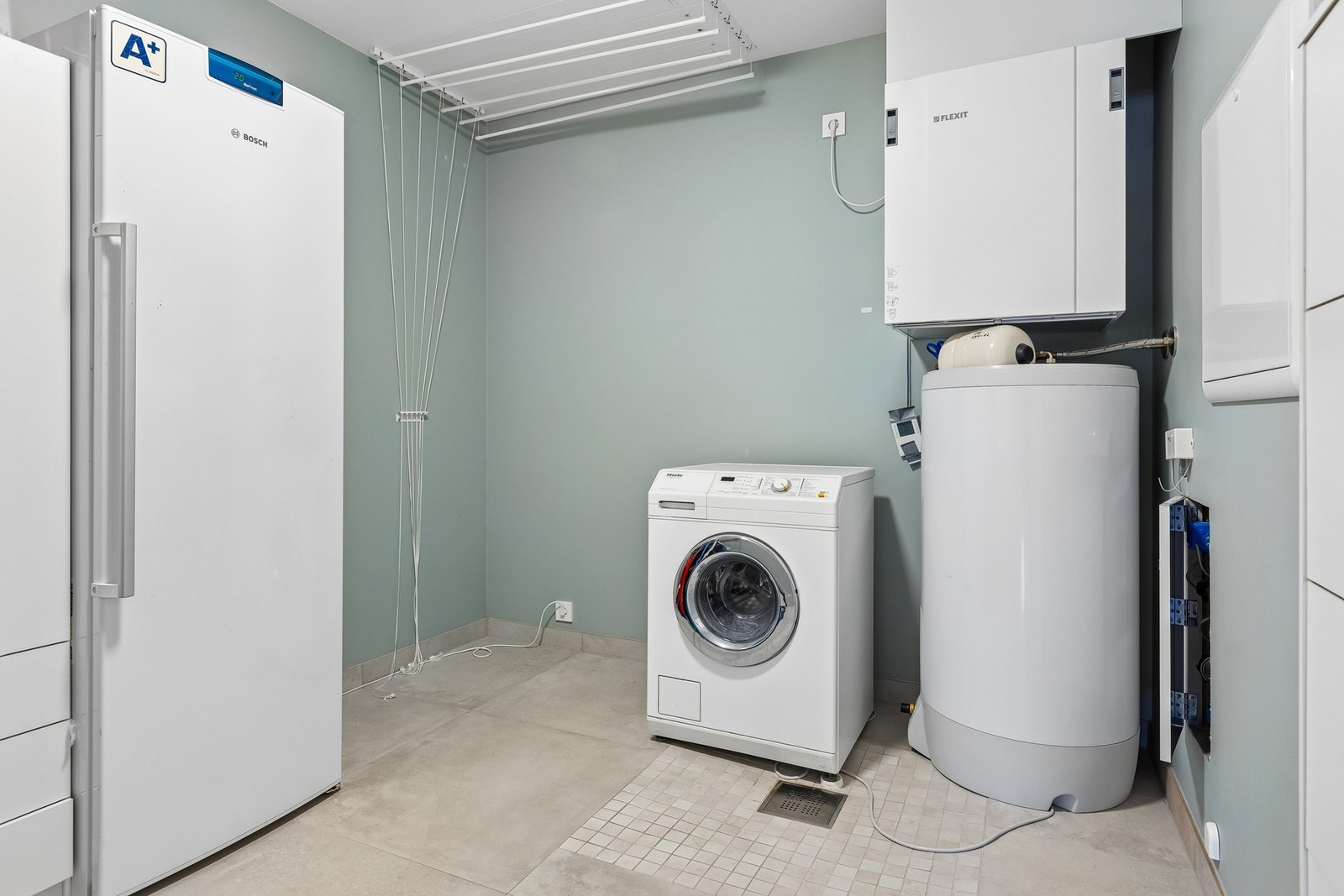 Teknisk rom/bod er praktisk innredet. Galleribilde