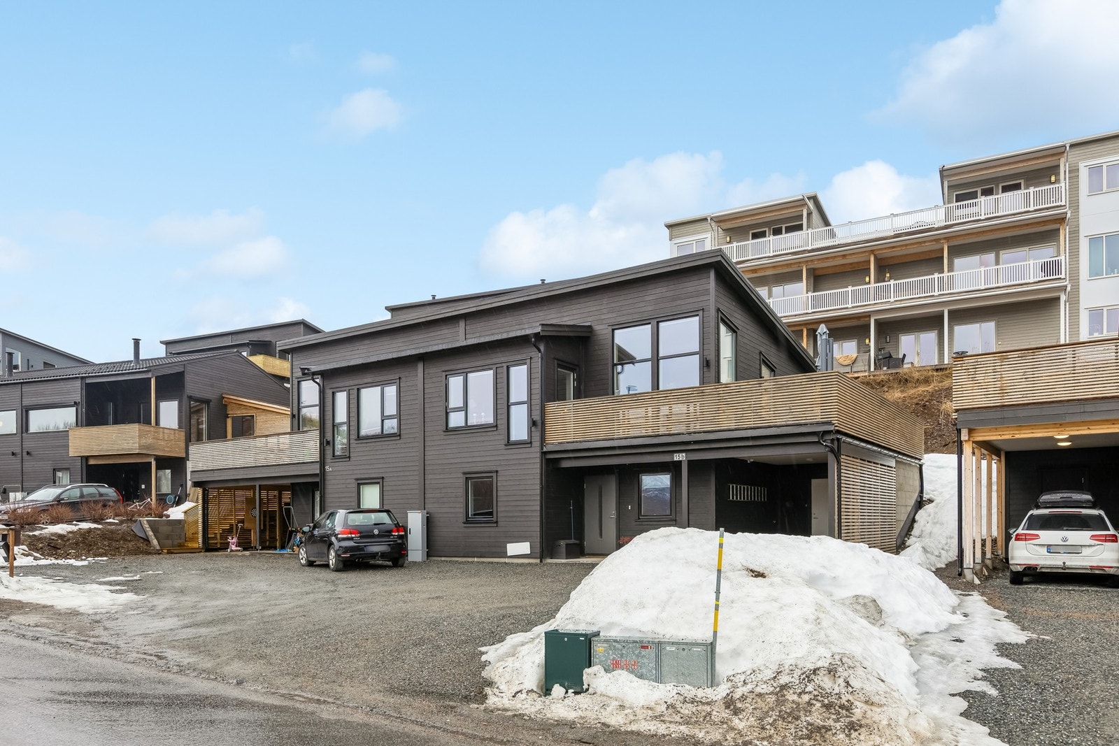 God plass for flere biler på gårdsplassen. Galleribilde