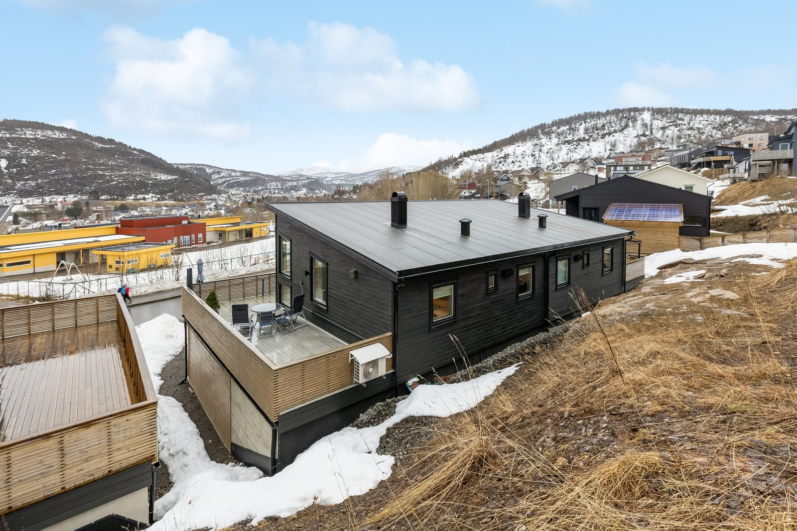Slik ser boligen ut bakfra. Skråtak gjør at takhøyden i stuen blir ekstra høy. Galleribilde