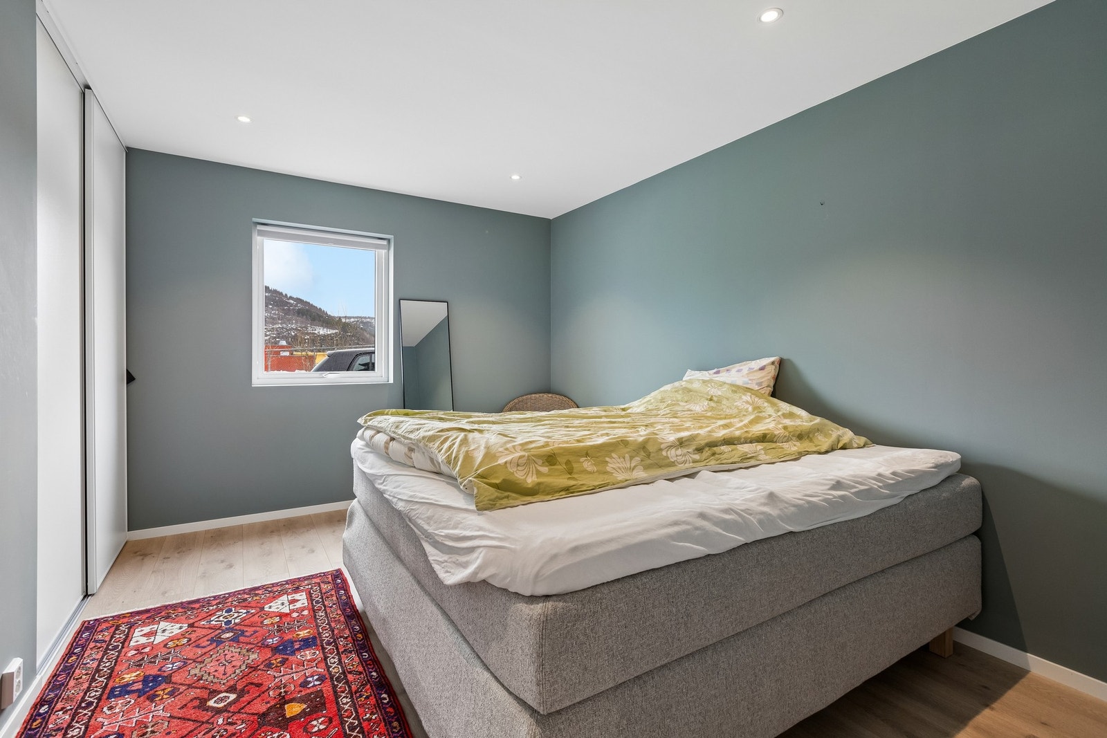 Soverom I er moderne innredet med 1. stavs gulv, slette vegger og skyvedørsgarderobe. Galleribilde